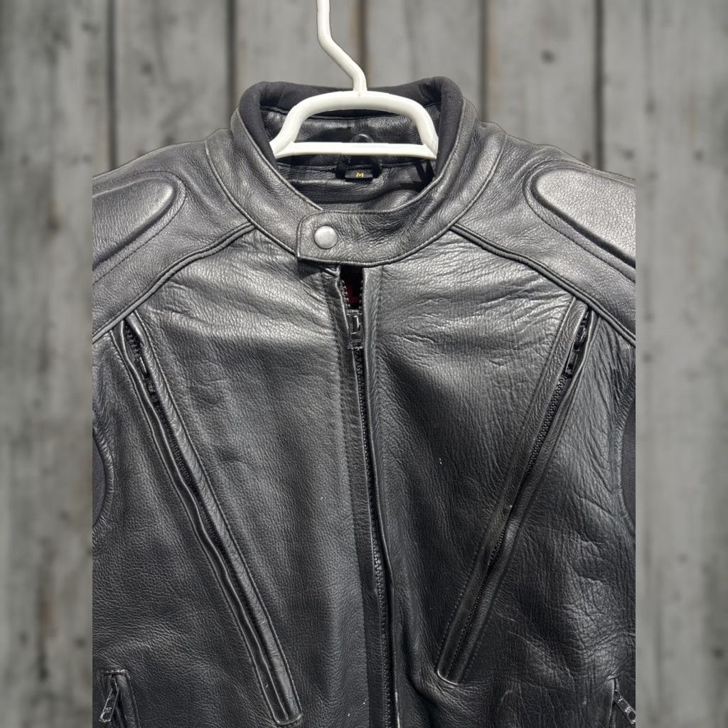 Vintage VINTAGE Hot Leathers Motorcycle Jacket Cafe Racer Mens M Leather Padded Quilted Lined Zip Left Cuff Broken 24" Length Black Size US M / EU 48-50 / 2 - 1 Thumbnail