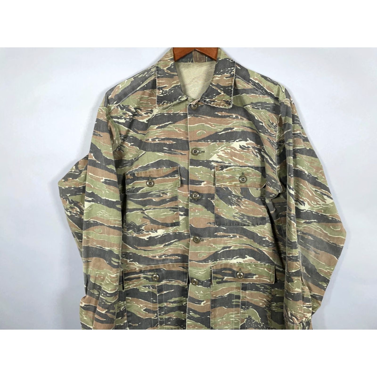 Vintage VINTAGE 80s Tiger Stripe Camouflage Military Field Jacket Men L Green Camouflage VTG Shirt? Size US L / EU 52-54 / 3 - 4 Thumbnail