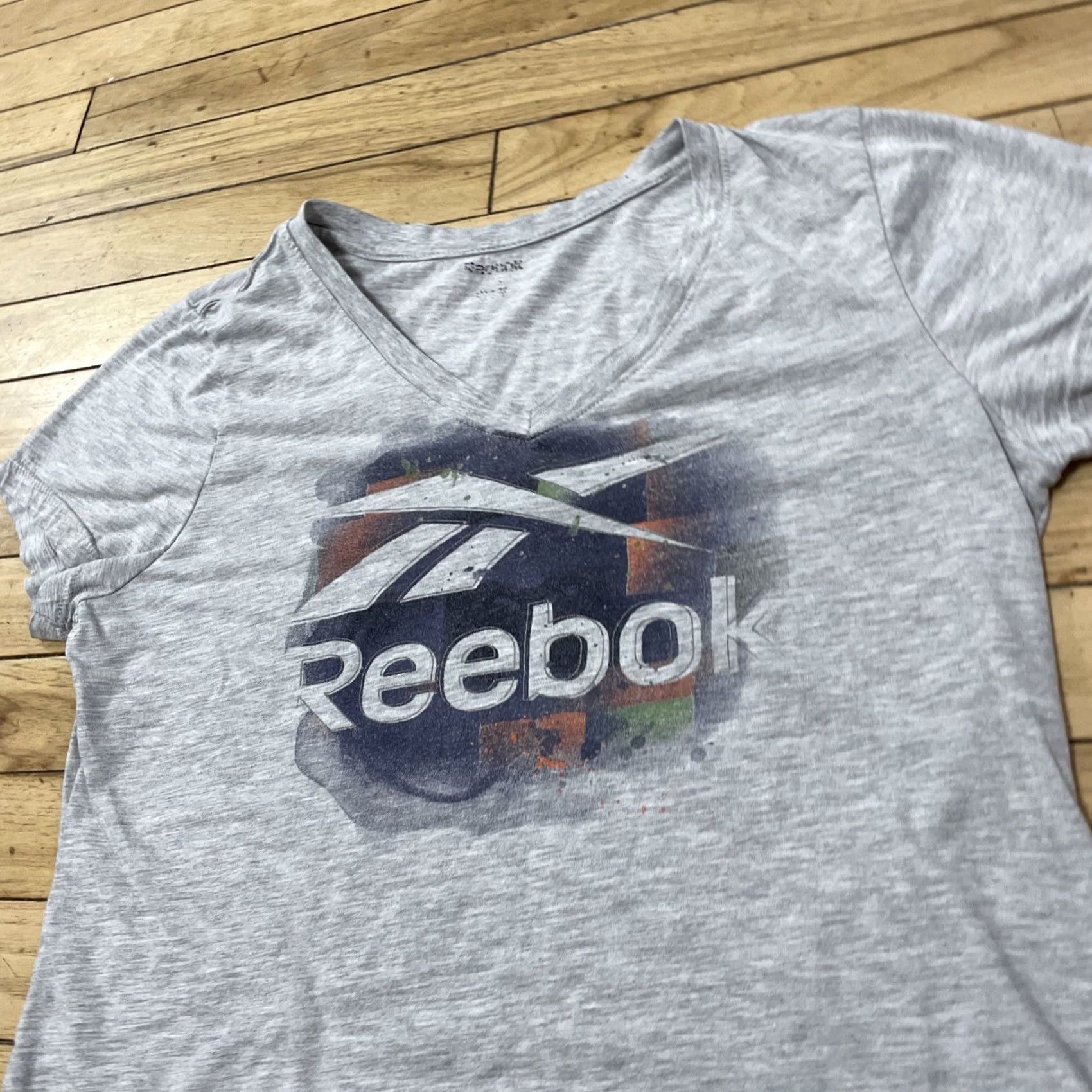 Reebok REEBOK Shirt Womens M Gray Abstract Colorful 90s Y2k Style Graphic Vneck Tee M Size L / US 10 / IT 46 - 2 Thumbnail
