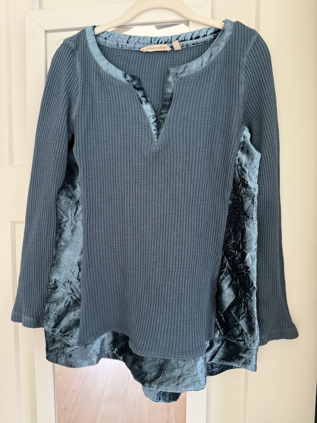 Soft Surroundings Soft Surroundings Waffle Weave and Crushed Velvet Top Size M Size M / US 6-8 / IT 42-44 - 1 Thumbnail