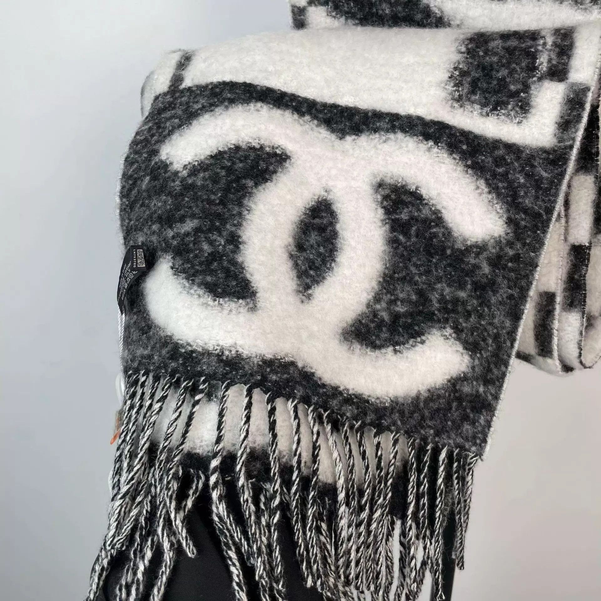 Chanel Chanel Large Logo Scarf 98 New Size ONE SIZE - 9 Thumbnail