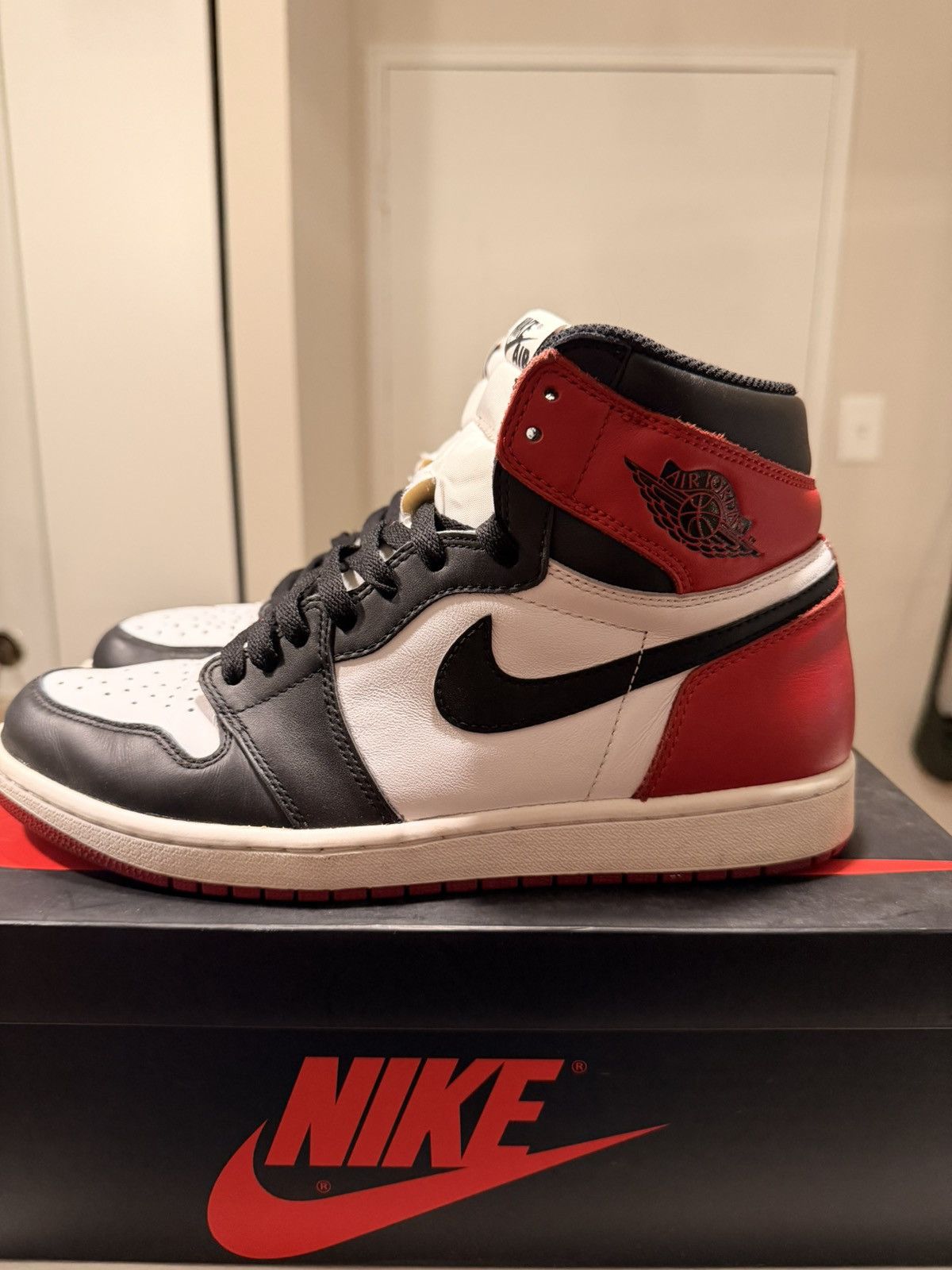 Jordan Brand Jordan 1 Black Toe 2016 Size US 10 / EU 43 - 2 Thumbnail