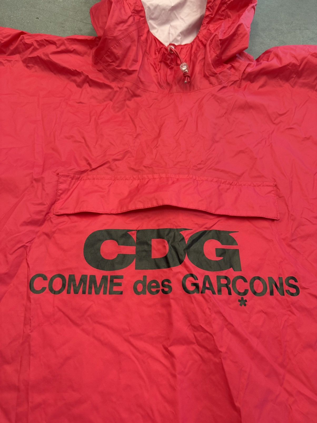Comme des Garcons Comme Des Garçons CDG Logo Print Rain Poncho Worn By Kanye Size US XXL / EU 58 / 5 - 3 Thumbnail