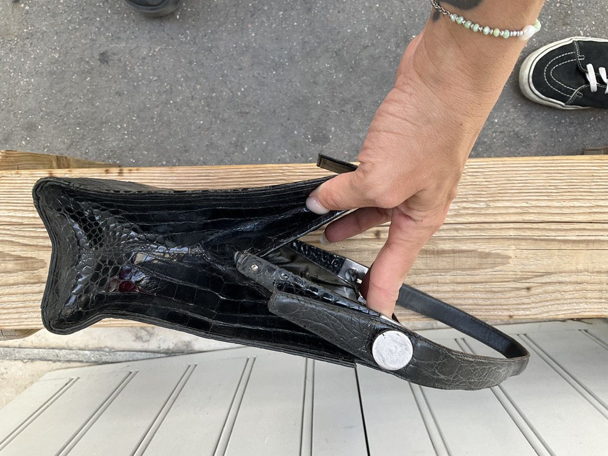 Authentic vintage 60's bag in black leather.