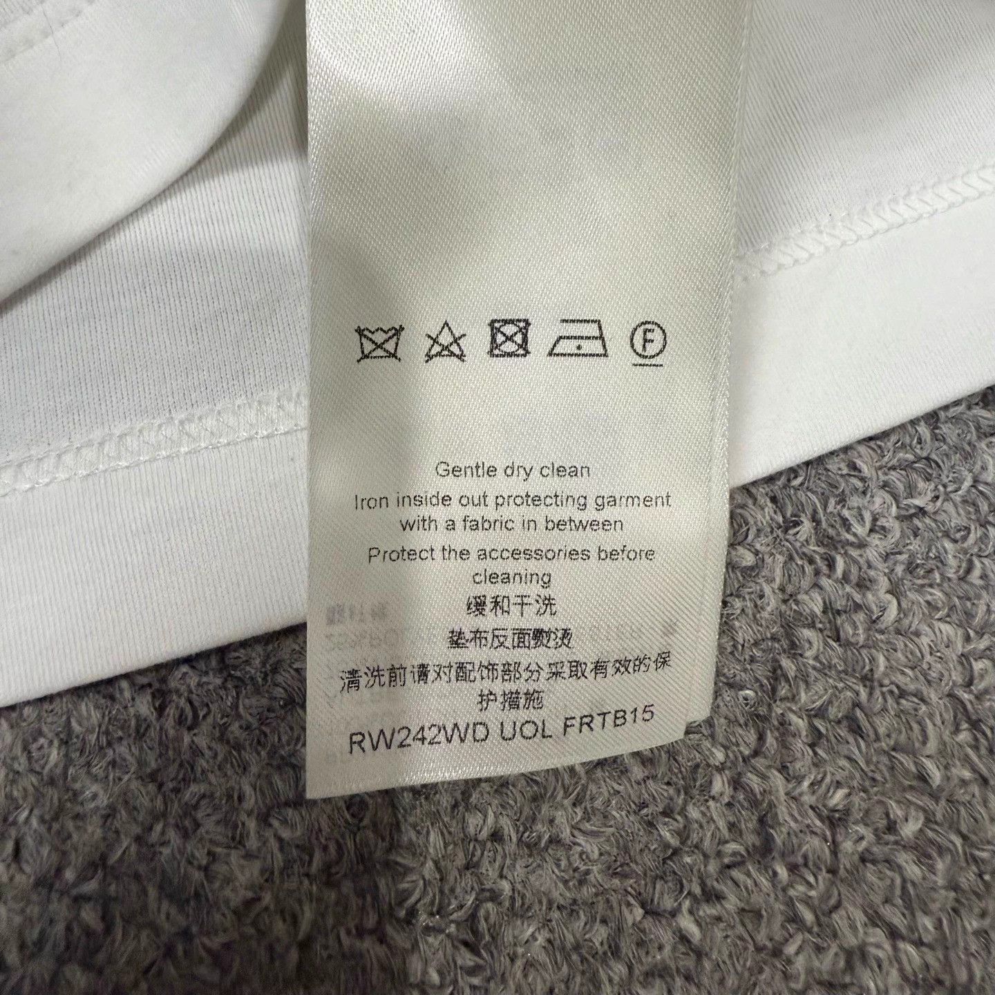 Louis Vuitton LV white heart patch short tee new with tags S Size S / US 4 / IT 40 - 4 Thumbnail