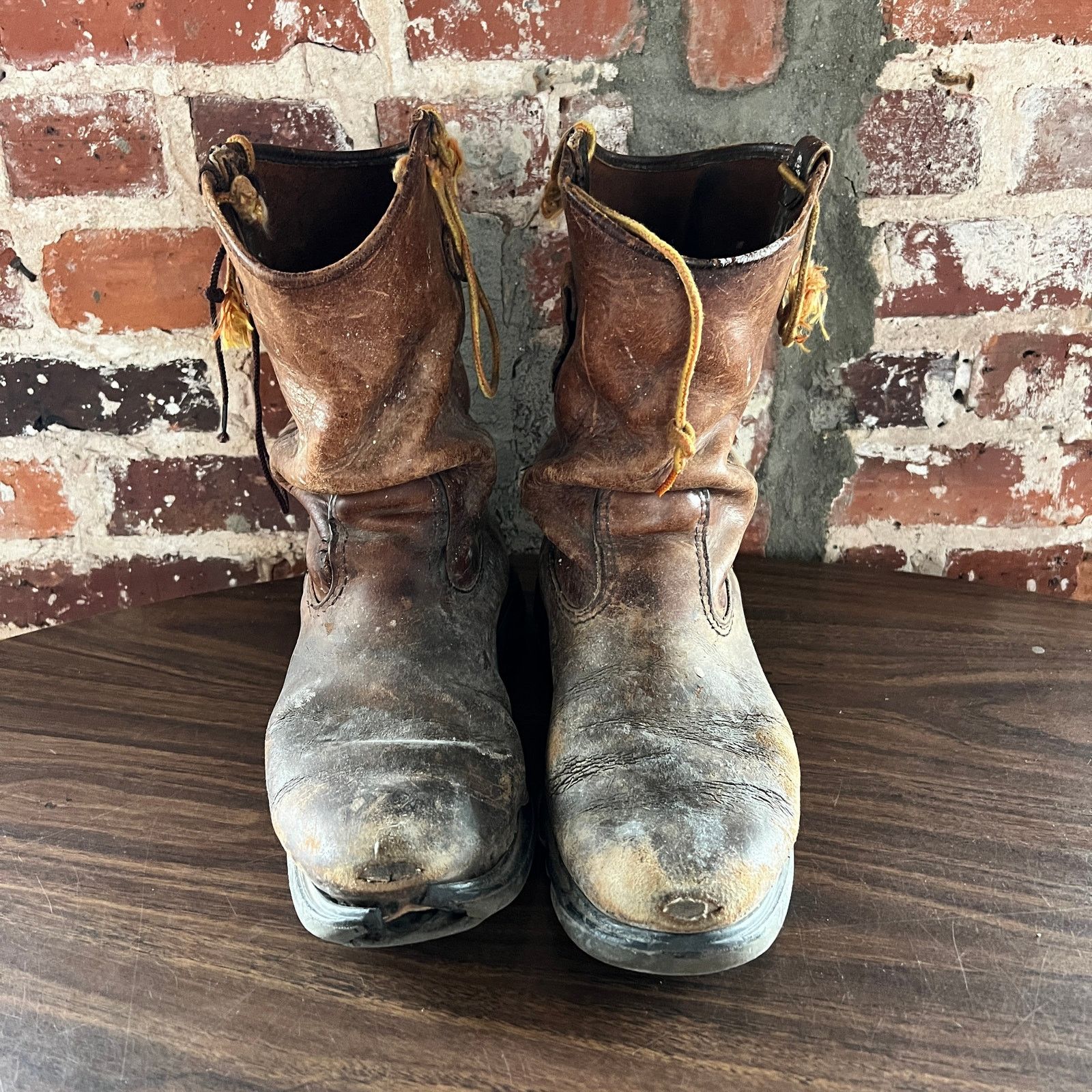 Red Wing Destroyed Thrashed Men's Red Wing Boots Size 8.5 D Size US 8.5 / EU 41-42 - 2 Thumbnail
