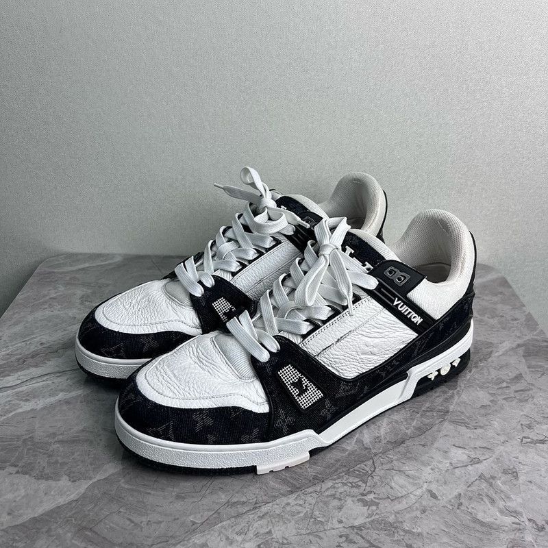 Louis Vuitton Louis Vuitton Low Top Sneakers in Black and White -2508 Size US 10.5 / EU 43-44 - 1 Thumbnail