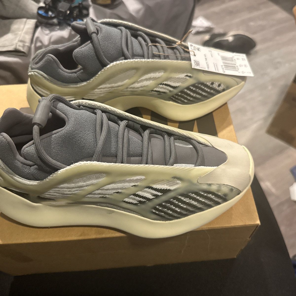 Other YEEZY 700 V3 Fade Salt Size US 7 / EU 40 - 3 Thumbnail