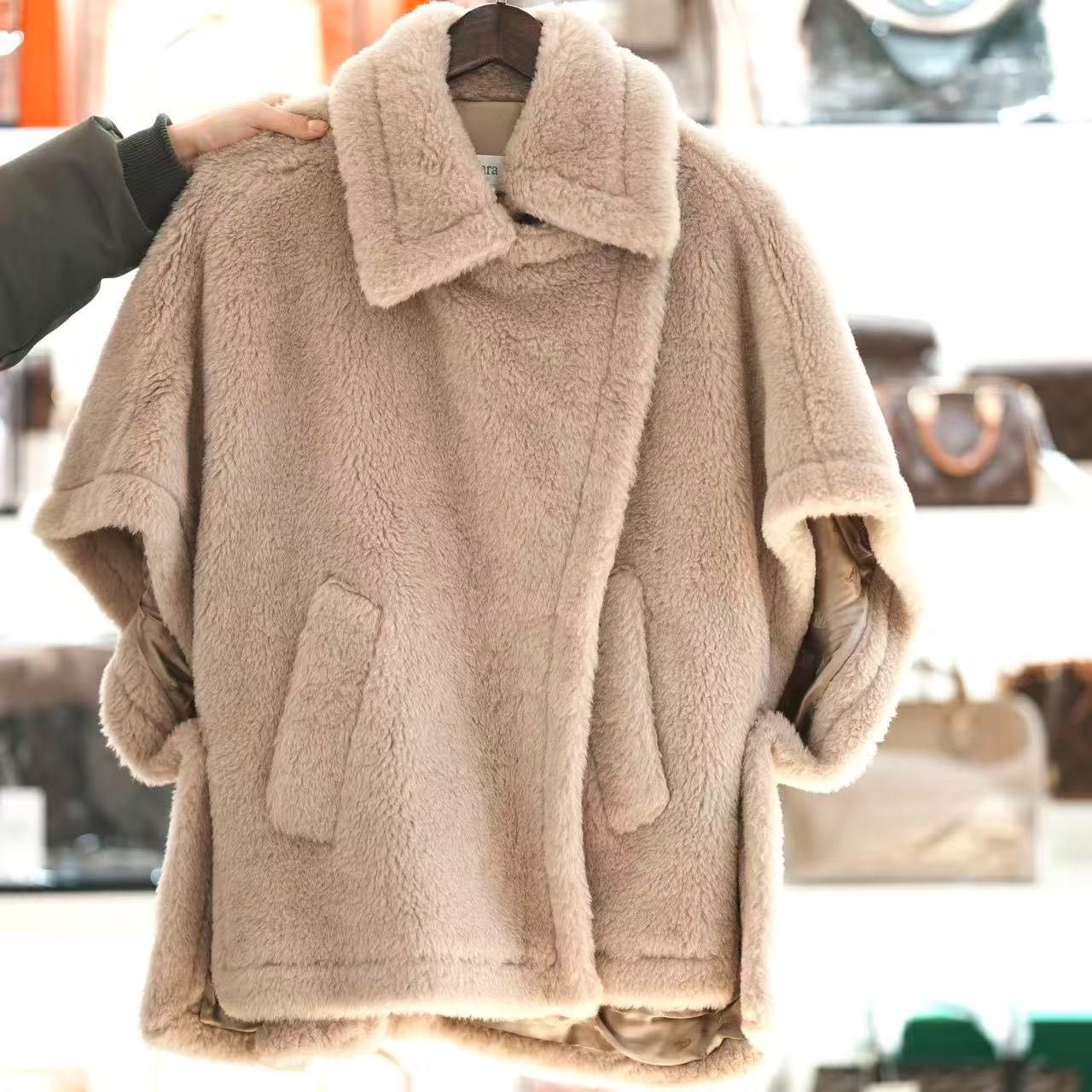 Max Mara Maxmara Teddy Manco Cape Size M / US 6-8 / IT 42-44 - 1 Thumbnail