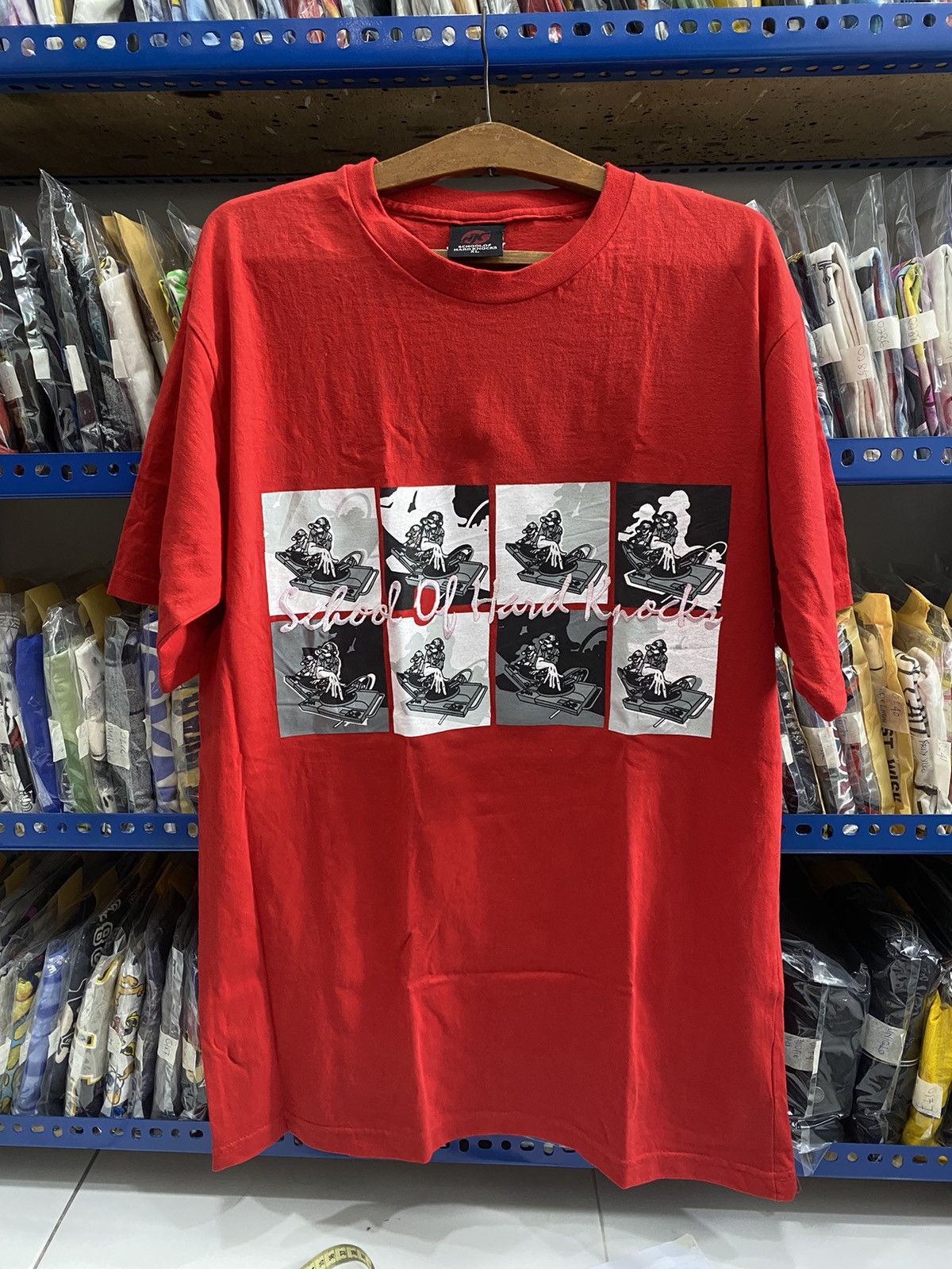 Vintage SCHOOL OF HARD KNOCK TSHIRT Size US L / EU 52-54 / 3 - 1 Thumbnail