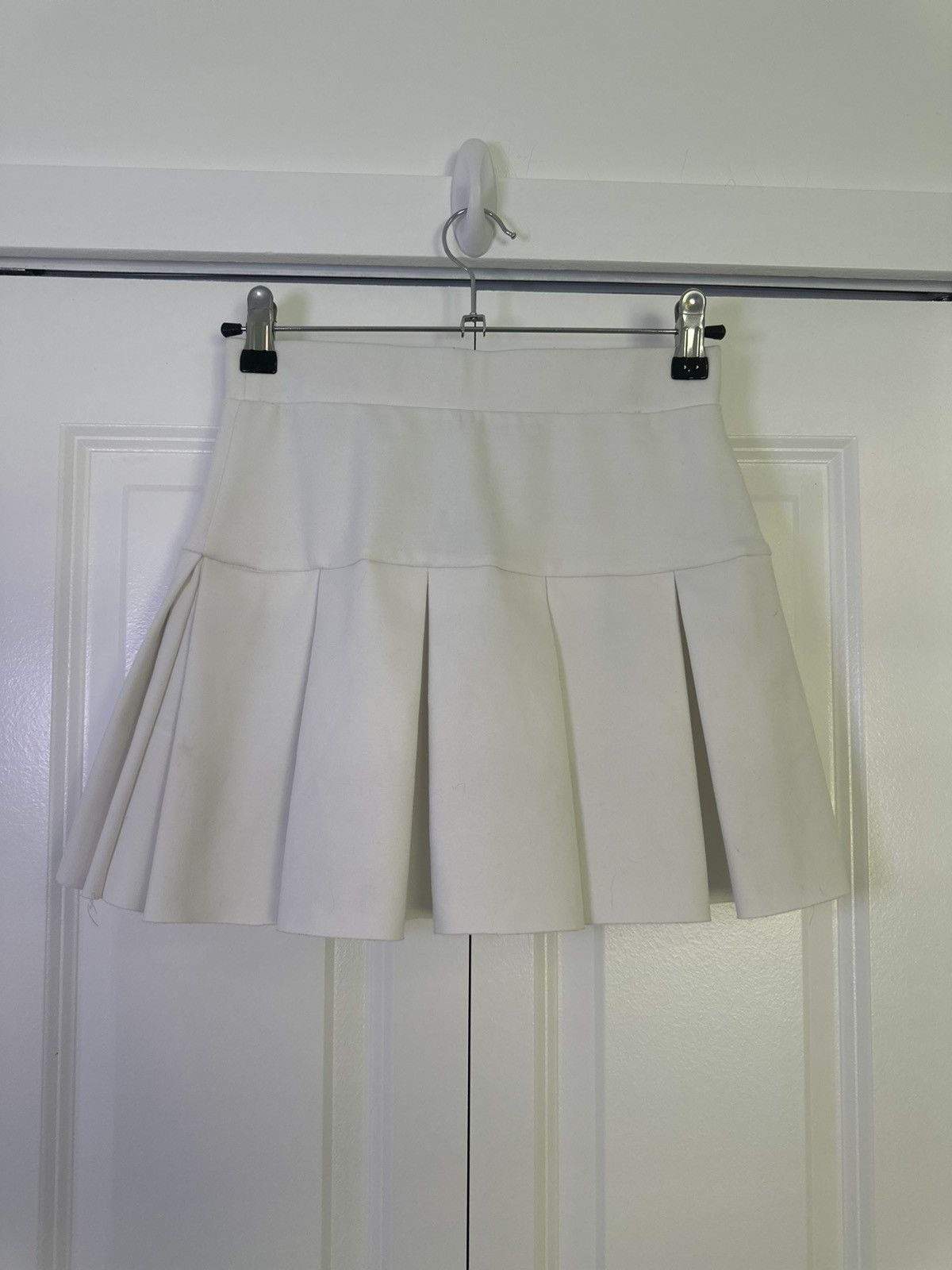 Lioness Revolve Lioness Pleated White Mini Skirt XS Size 25" / US 0 / IT 36 - 2 Thumbnail