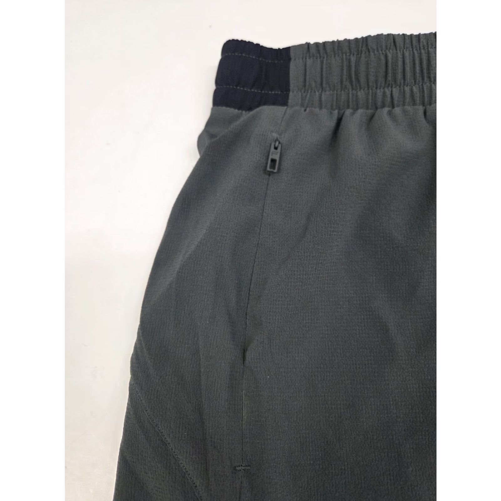 Fabletics Fabletics Men's Shorts Gray/Black Zippered Pockets Drawstring L 32 Inseam 5 Athletic Sport Gym Running Cross Training Size US 33 - 5 Thumbnail