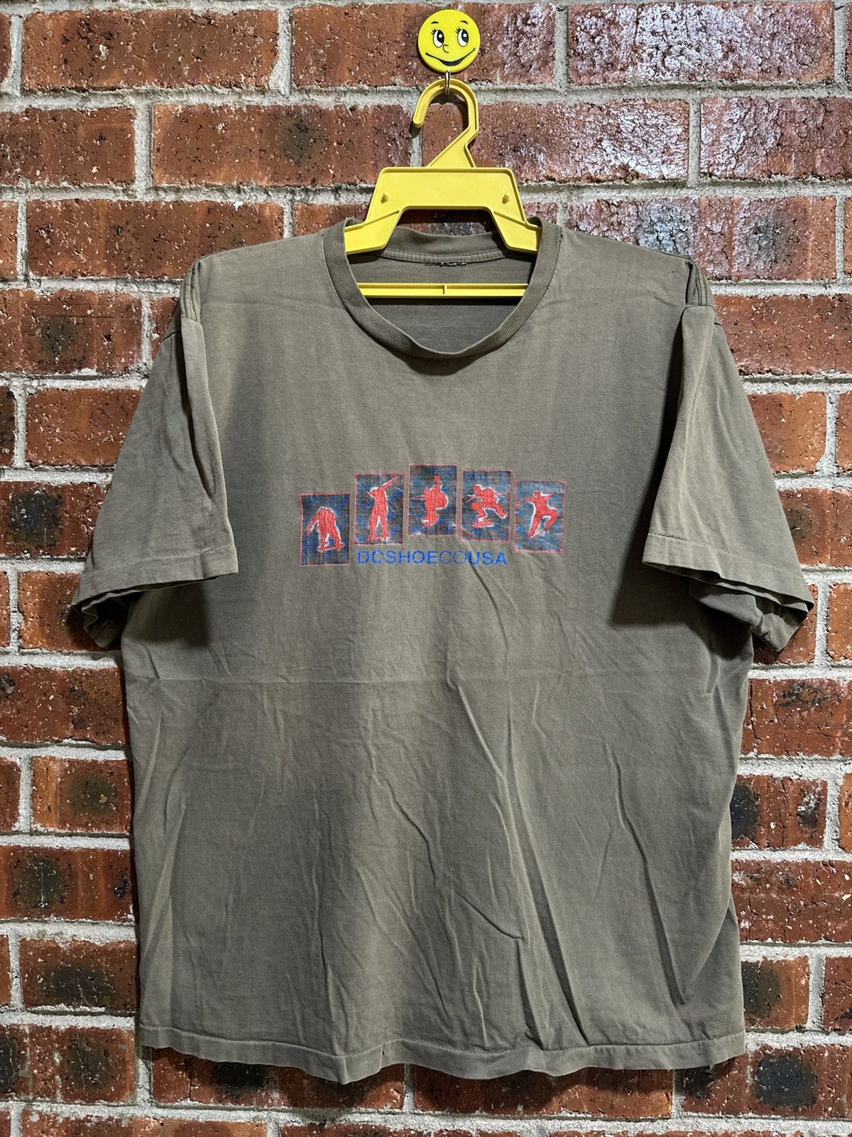 Vintage Thrashed Vintage Dc Shoes Skateboard faded Tee Size US L / EU 52-54 / 3 - 1 Thumbnail