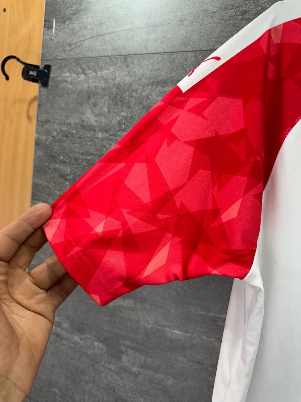 Puma BARNSLEY ENGLAND 2019/2020 THIRD FOOTBALL SHIRT JERSEY PUMA Size US L / EU 52-54 / 3 - 13 Thumbnail