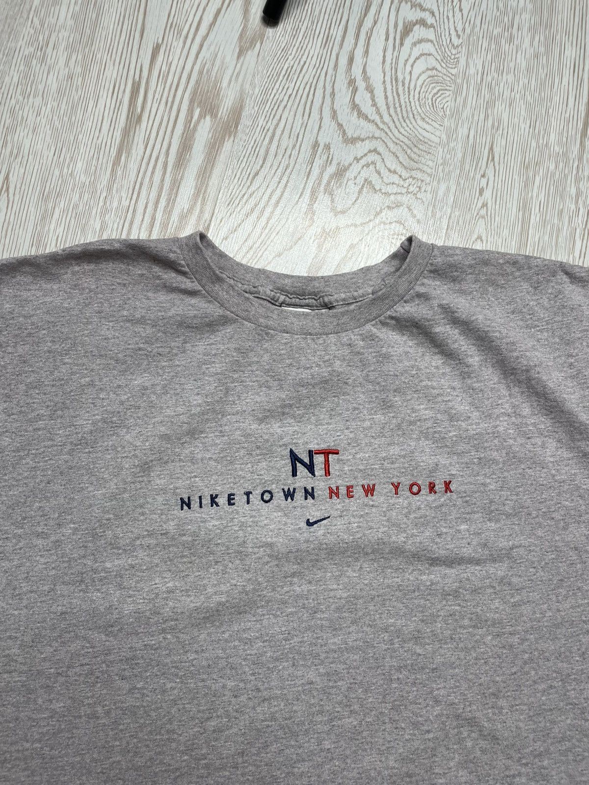Nike Vintage 90s Nike Town New York Gray tee size Xl Size US XL / EU 56 / 4 - 2 Thumbnail