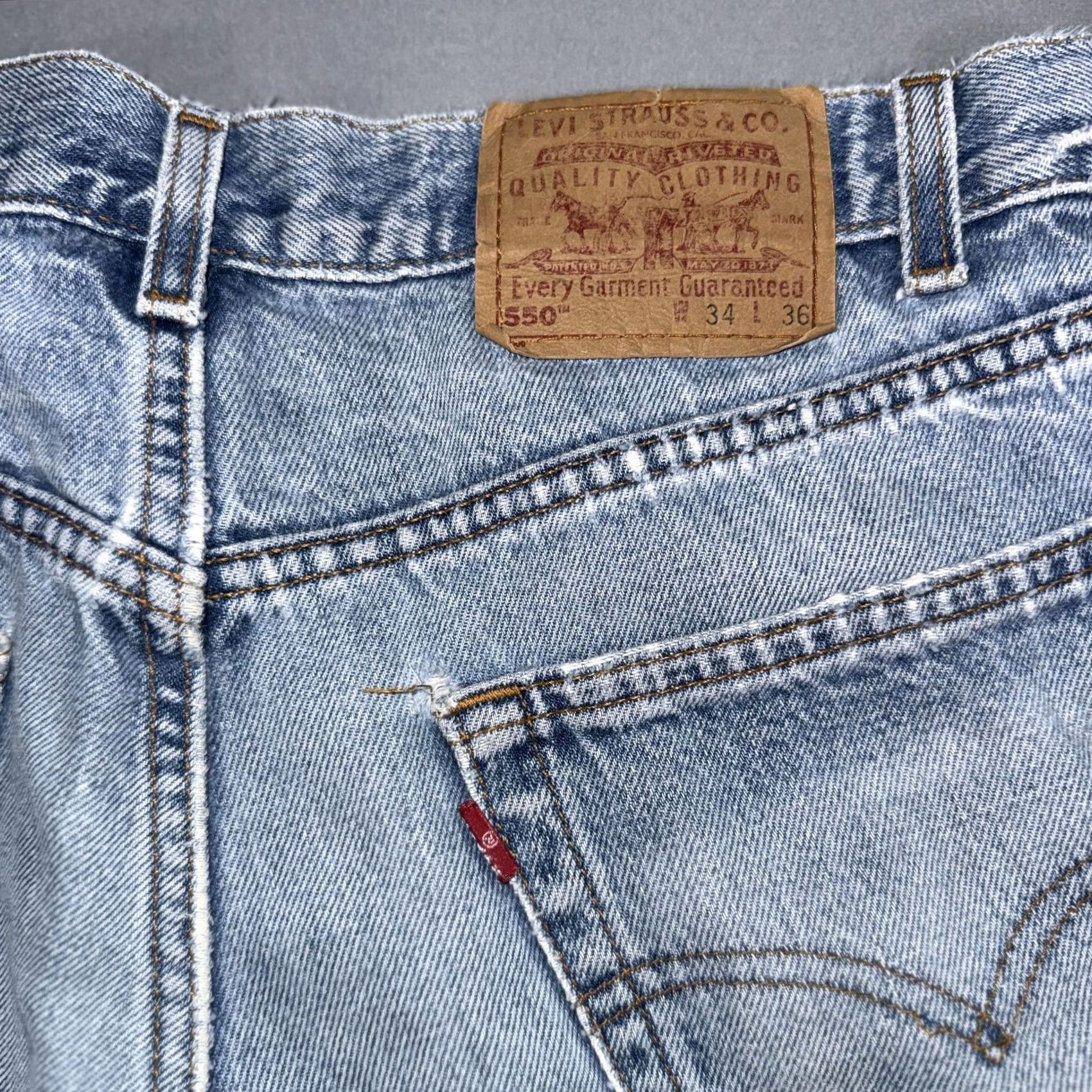 Levi's VINTAGE Levi's 550 Jeans Mens 34x34 Light Wash Relaxed Tapered USA 90s Denim Size US 34 / EU 50 - 6 Thumbnail