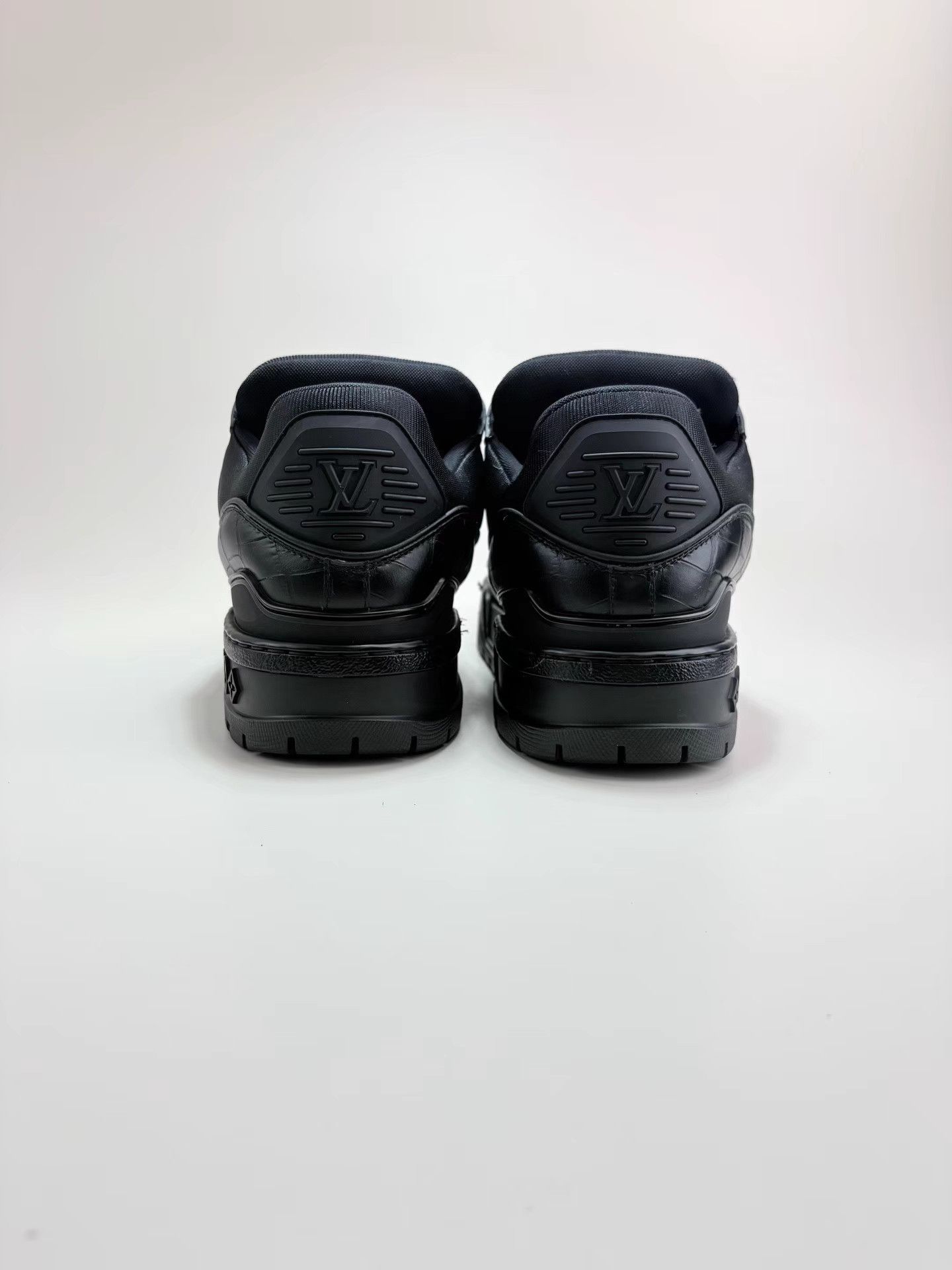 Louis Vuitton LV TRAINER Black Crocodile-Embossed Sneakers K1 Size US 9 / EU 42 - 3 Thumbnail