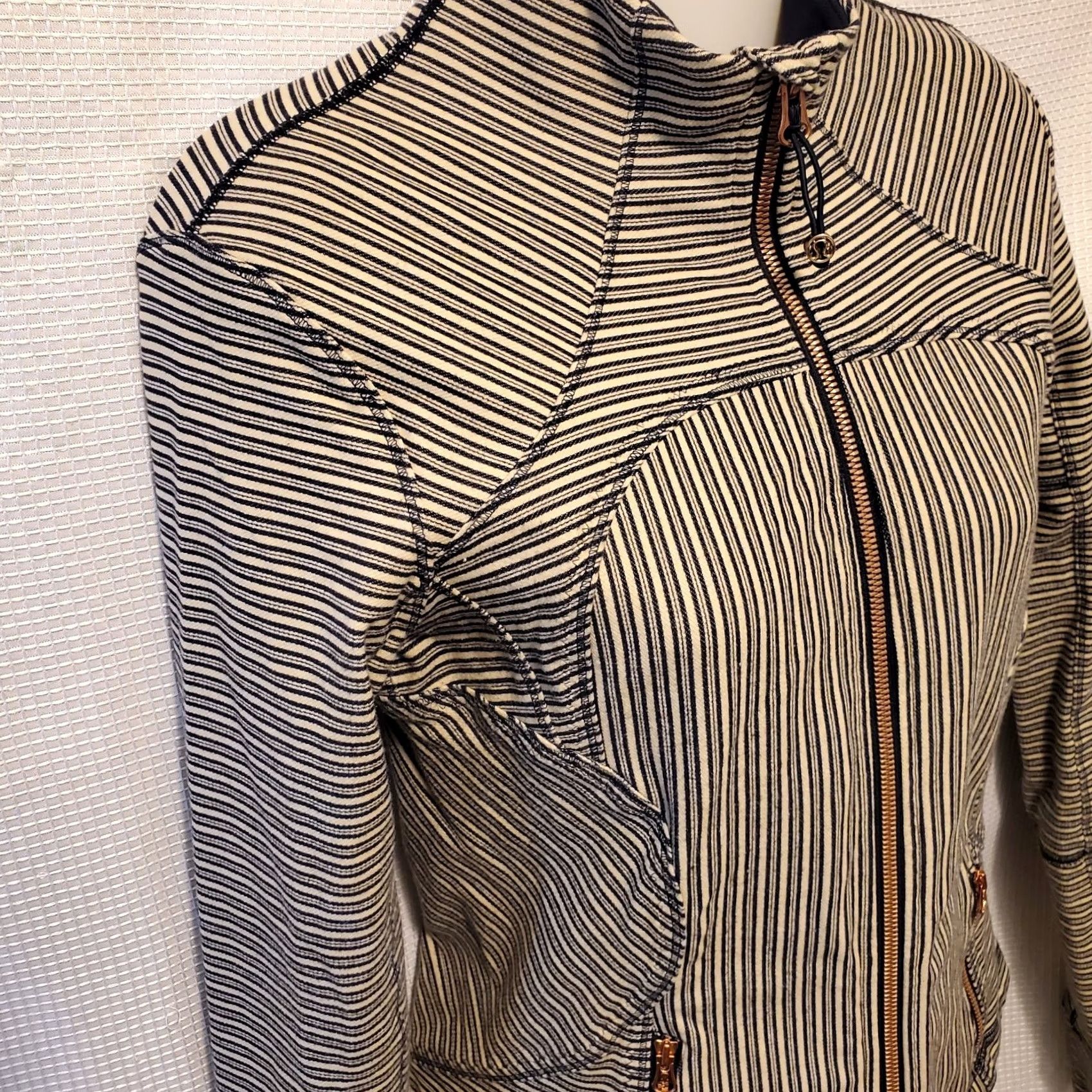 Lululemon Lululemon Womens Jacket Forme Navy Blue Stripes Rose Gold Zip Stretch Sz 6 Size M / US 6-8 / IT 42-44 - 6 Thumbnail
