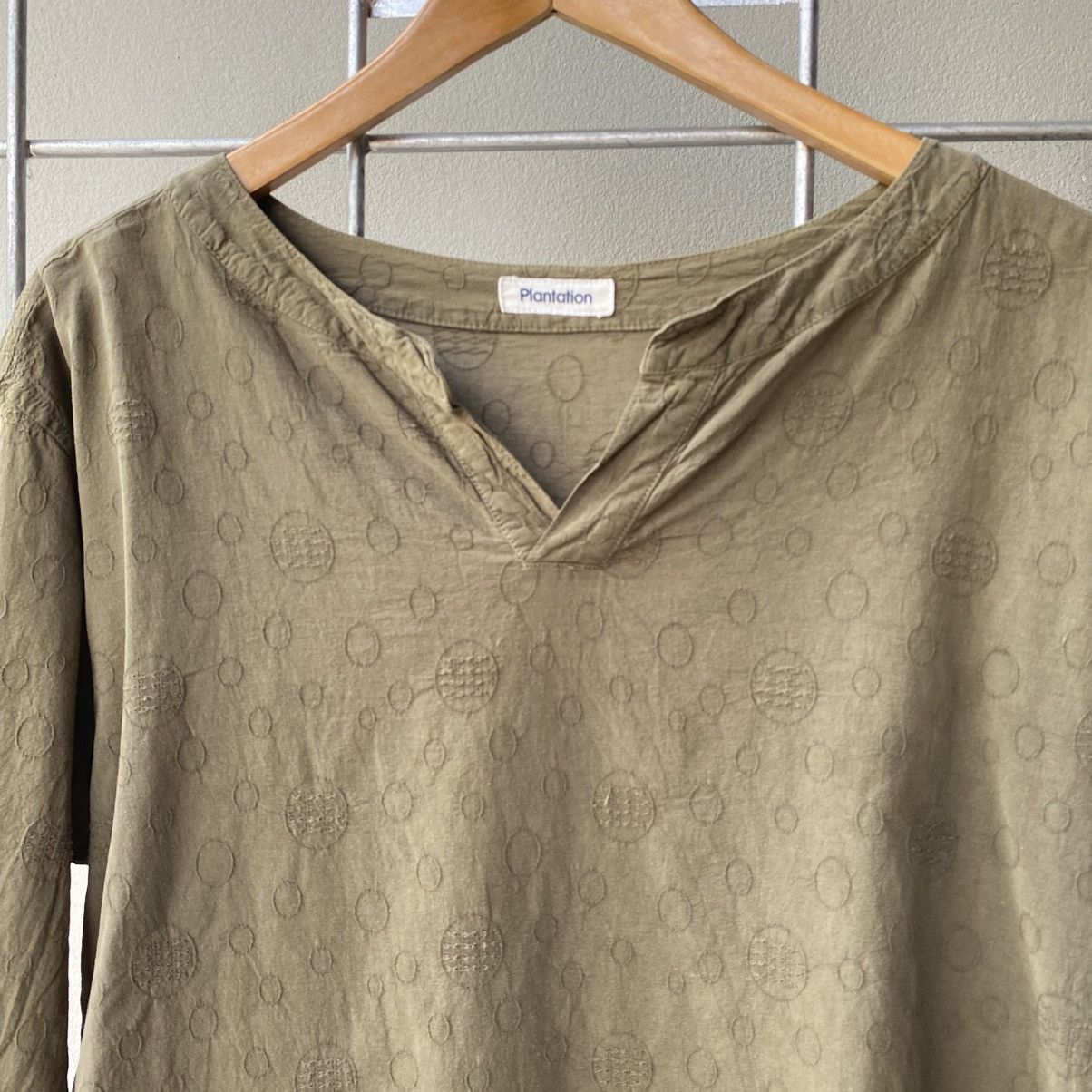 Issey Miyake Plantation Khaki V-Neck 3/4 Sleeve Blouse with Subtle Print Size M / US 6-8 / IT 42-44 - 7 Thumbnail