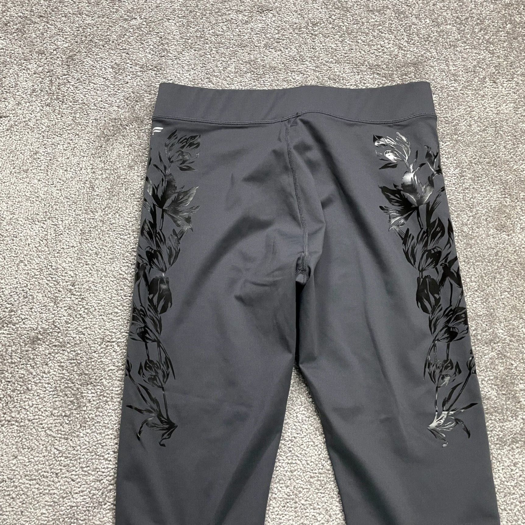 Fabletics Fabletics Leggings Shirt Womens Large Gray Black Flower High Rise Cropped 30x23 Athletic Activewear Size 36" / US 14 / IT 50 - 4 Thumbnail
