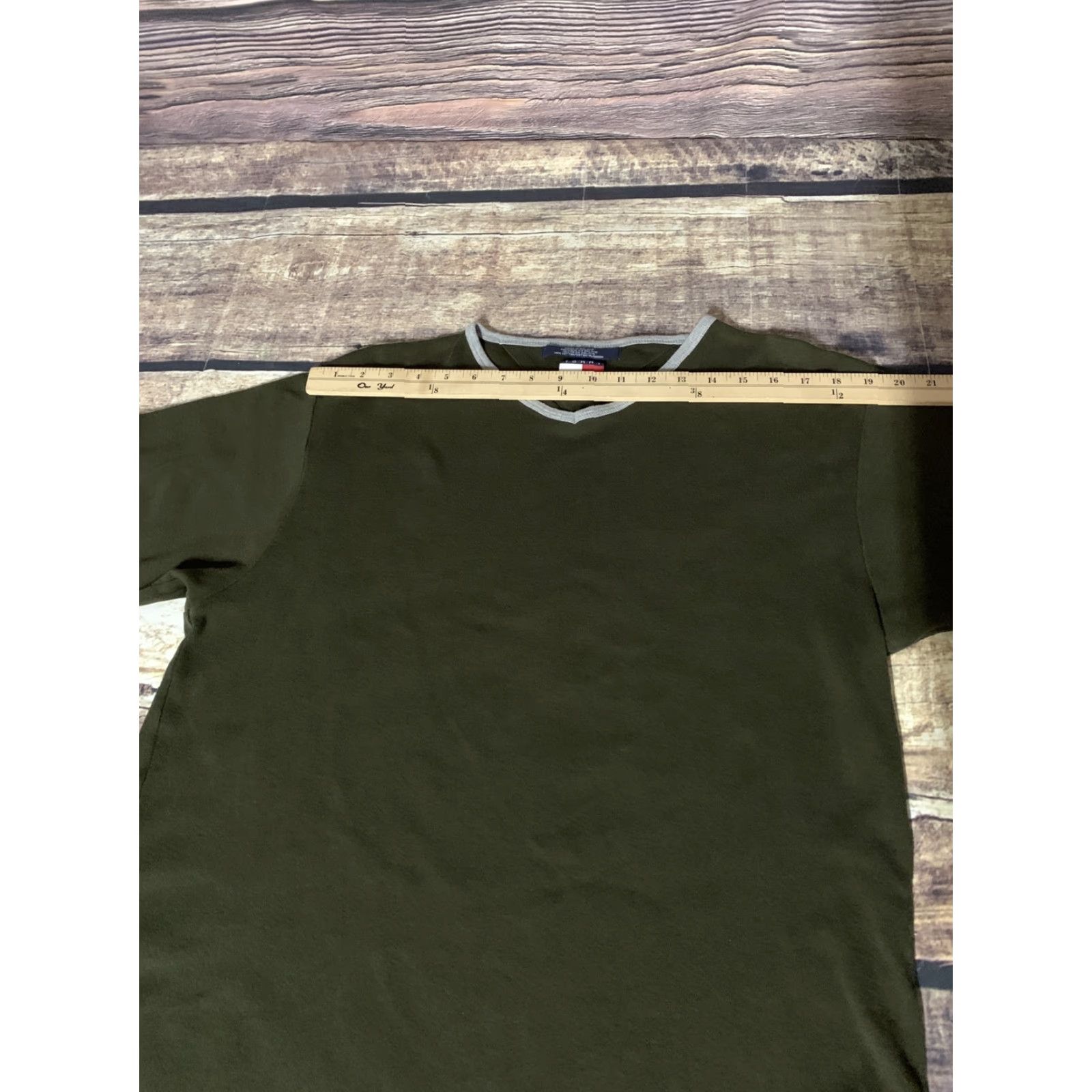 Tommy Hilfiger VINTAGE Tommy Hilfiger Men’s T-Shirt Green V-Neck Large Hunter Year 2000 Mens Short Sleeve Size US L / EU 52-54 / 3 - 4 Thumbnail