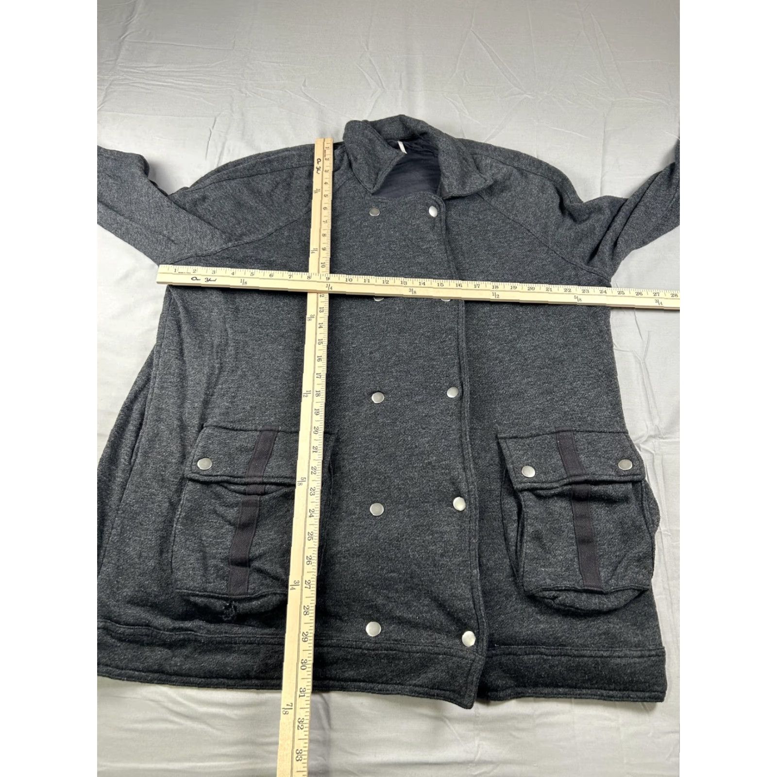 Free People VINTAGE? No. Free People Coat Womens Medium Gray Knit Mid-Length Lined Pockets Snap Front Collared Casual Fall Winter Size M / US 6-8 / IT 42-44 - 4 Thumbnail