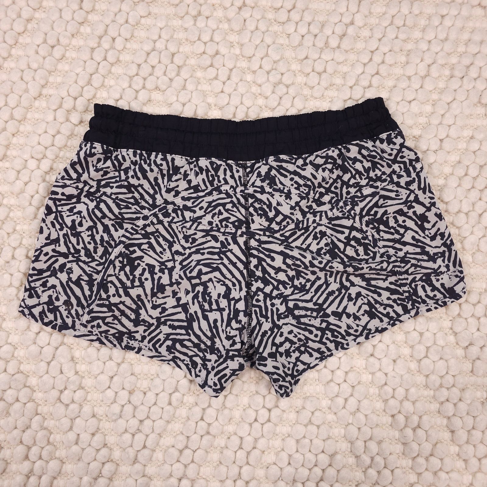 Lululemon Lululemon Tracker Short III *4-way Stretch White Black Sz 8 Size 30" / US 8 / IT 44 - 2 Thumbnail
