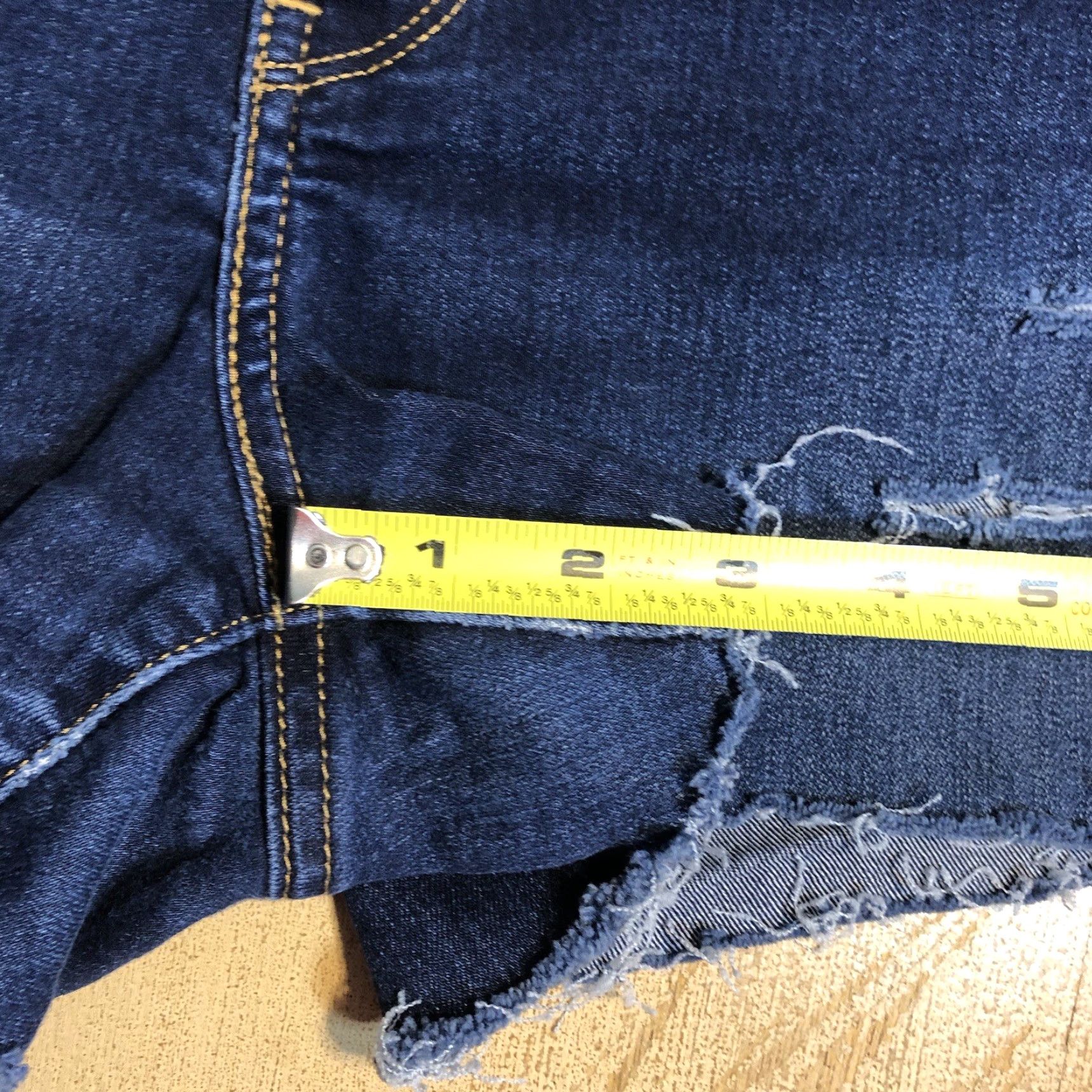 Levi's VINTAGE Levis Denim Blue Jean Shorts Womens Cut Offs 36 X 3 Raw Hem Daisy Dukes 90s Bohemian Size 25" / US 0 / IT 36 - 6 Thumbnail
