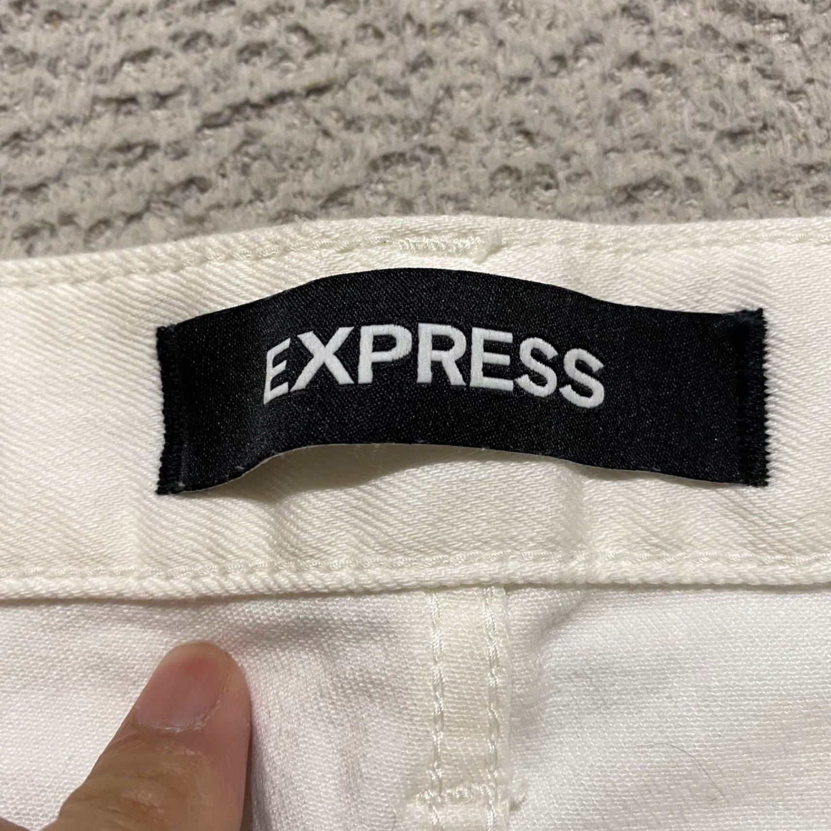 Express Express Womens 18 Plus Jean Shorts White Denim Light Wash Inseam 2" Cut Off NWT Express Size 40" / US 18 - 3 Thumbnail