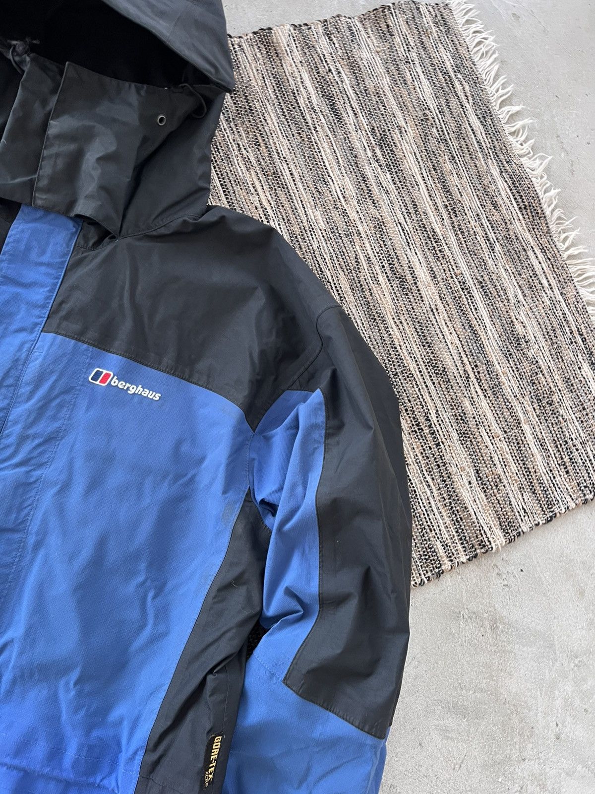Berghaus Vintage Berghaus GoreTex Navy Black Windbreaker Jacket Y2K Size US L / EU 52-54 / 3 - 6 Thumbnail