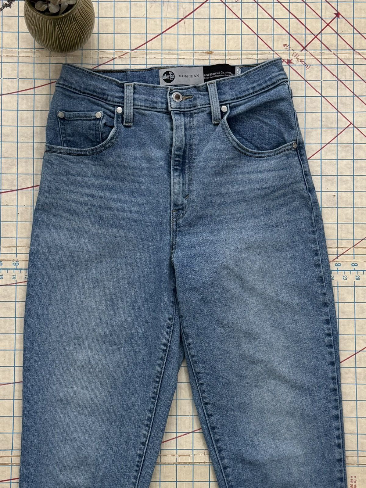 Levi's Levi’s Silver Tab Mom Jeans Women’s Size 29 Light Wash Size 29" - 4 Thumbnail