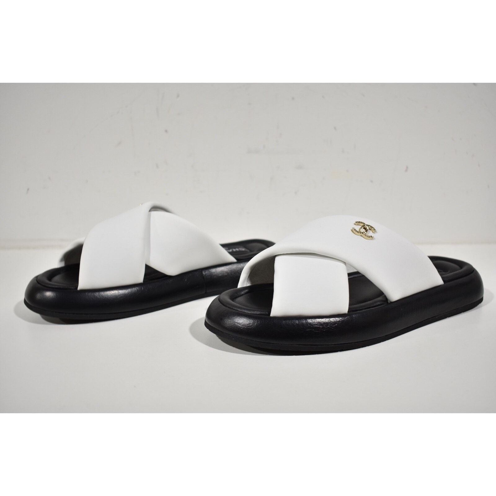 Chanel Chanel Black White Fabric Criss Cross Puffy CC Logo Slide Size US 8 / IT 38 - 10 Thumbnail
