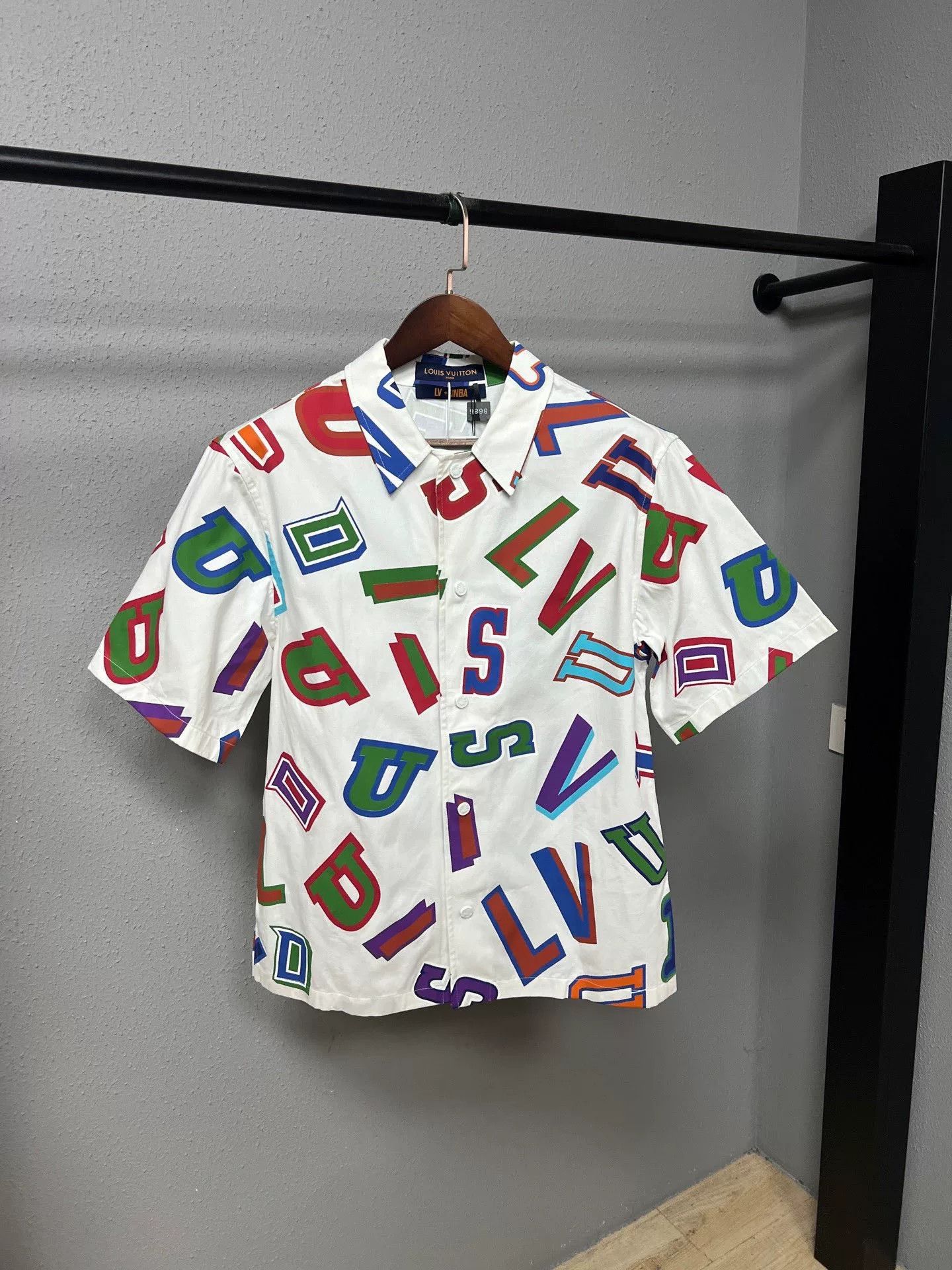 Louis Vuitton Louis Vuitton NBA Cartoon Graffiti Logo Shirt Size US M / EU 48-50 / 2 - 1 Thumbnail