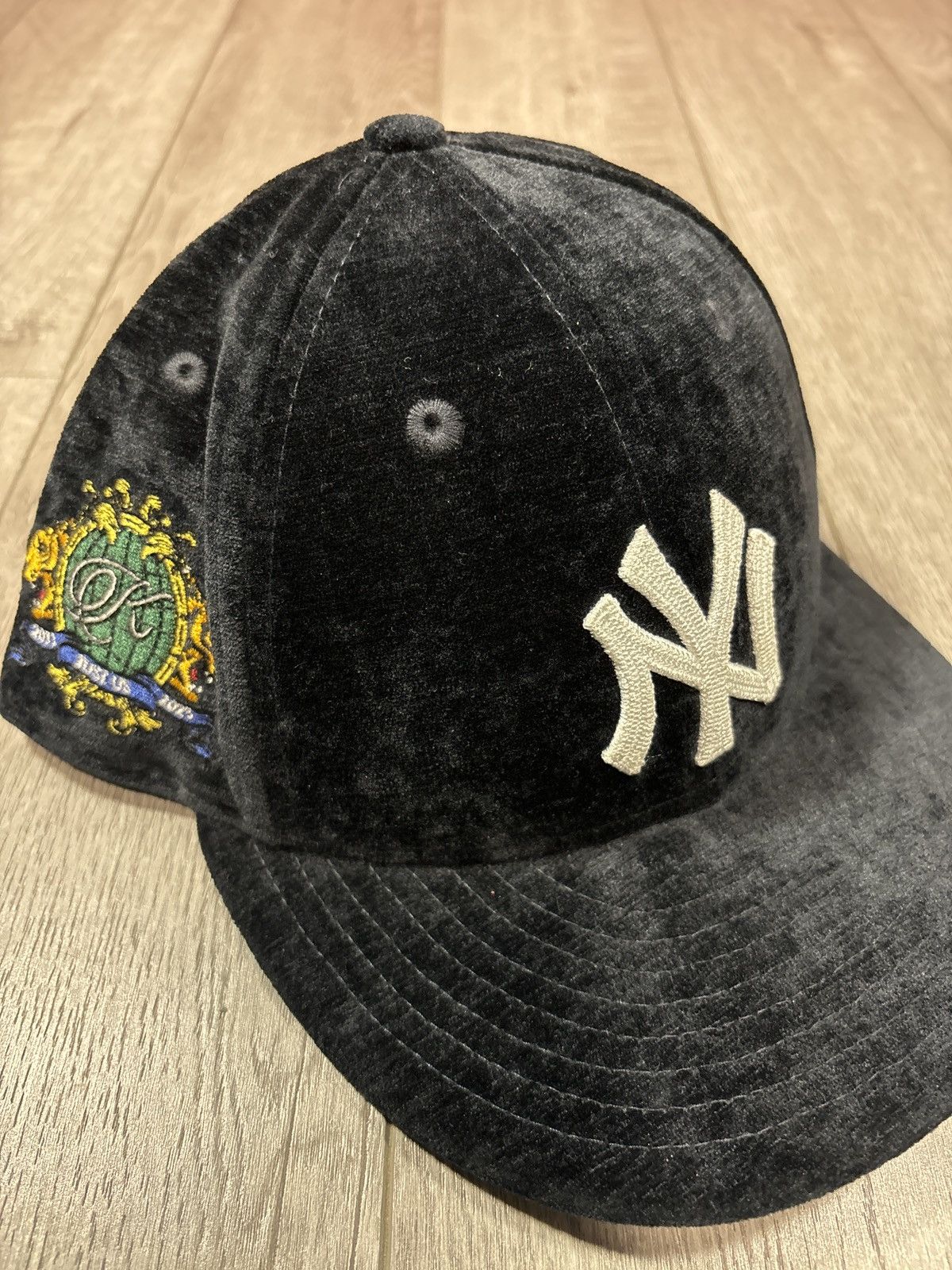 Kith × New York Yankees Kith Velvet Yankee Size ONE SIZE - 3 Thumbnail