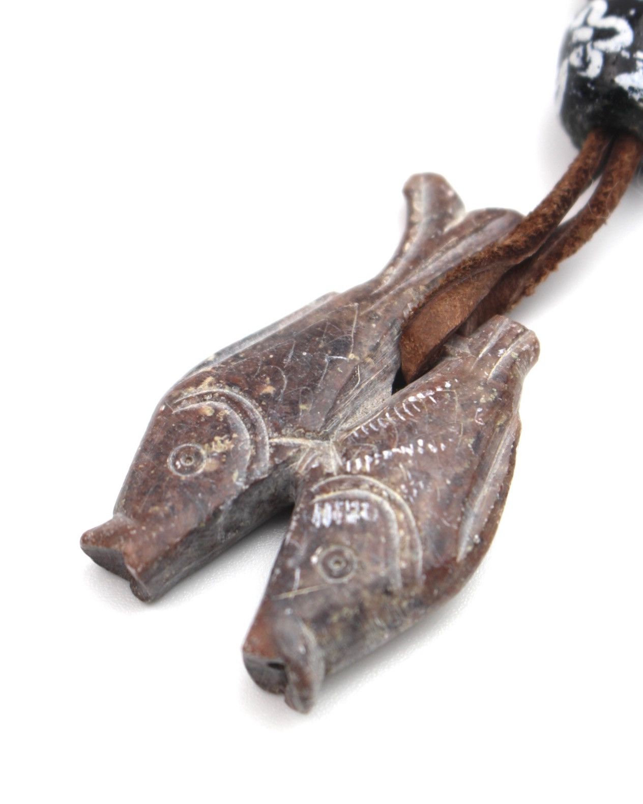 If Six Was Nine 1990S STONE TWIN FISH AMULET ON SUEDE CORD NECKLACE Size ONE SIZE - 3 Thumbnail