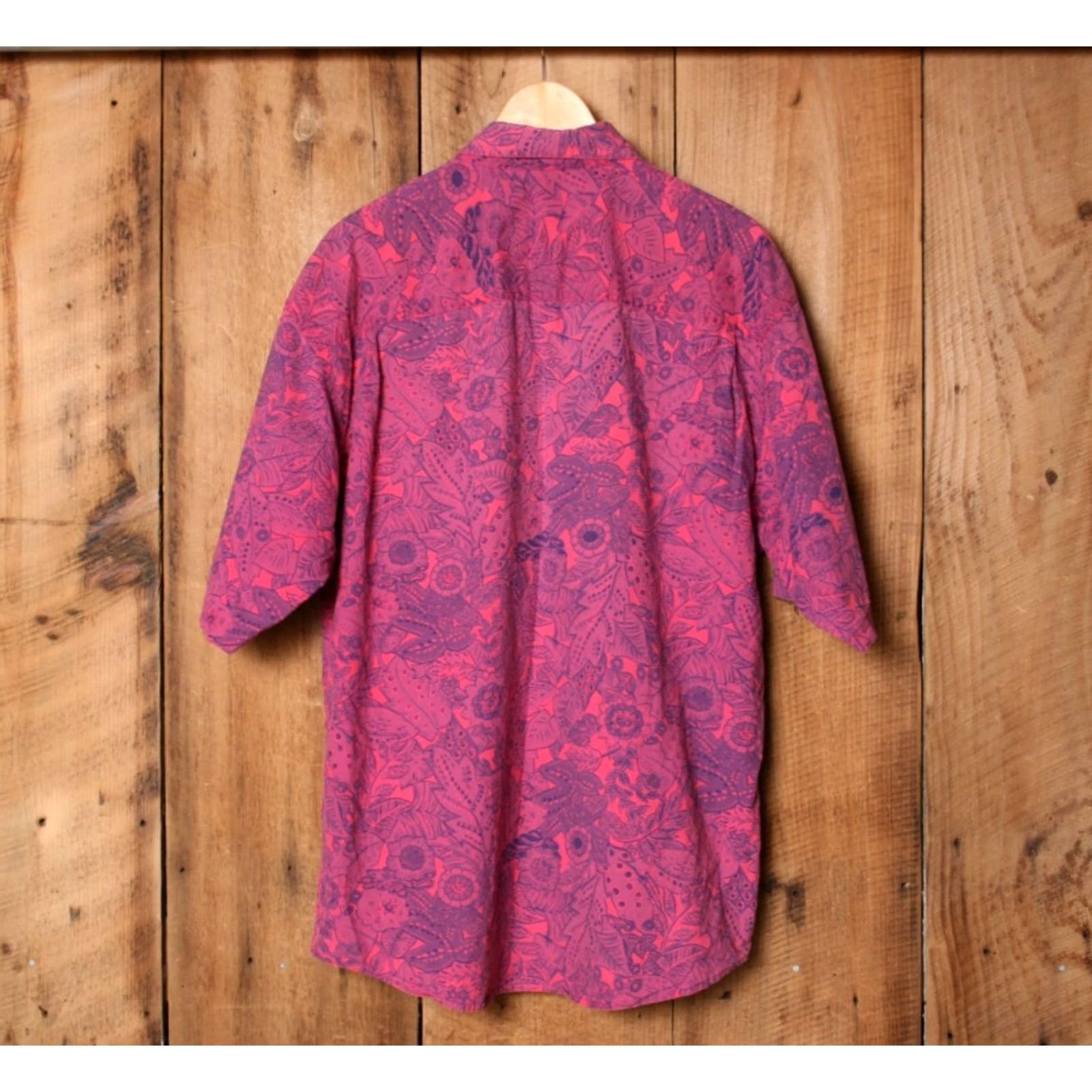 Pinko VINTAGE NUOVO Pink & Purple Floral Print S/S Button Front Shirt L Mens Shirt SS Purple Pink Floral 90s NUOVO Vintage Size US L / EU 52-54 / 3 - 4 Thumbnail