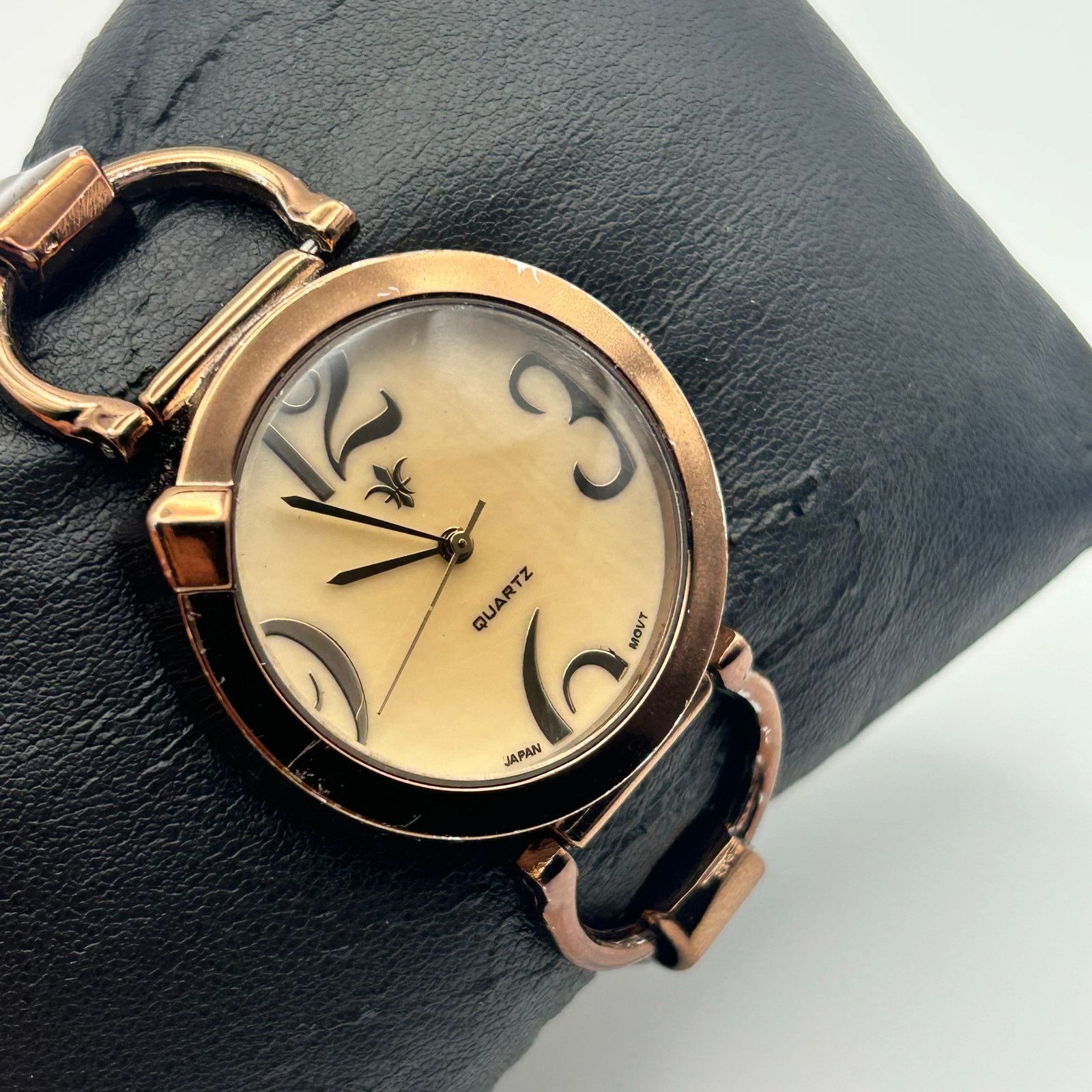 Other Gold Tone Women Watch Fleur-de-lis Emblem Oversized Dial Size ONE SIZE - 4 Thumbnail