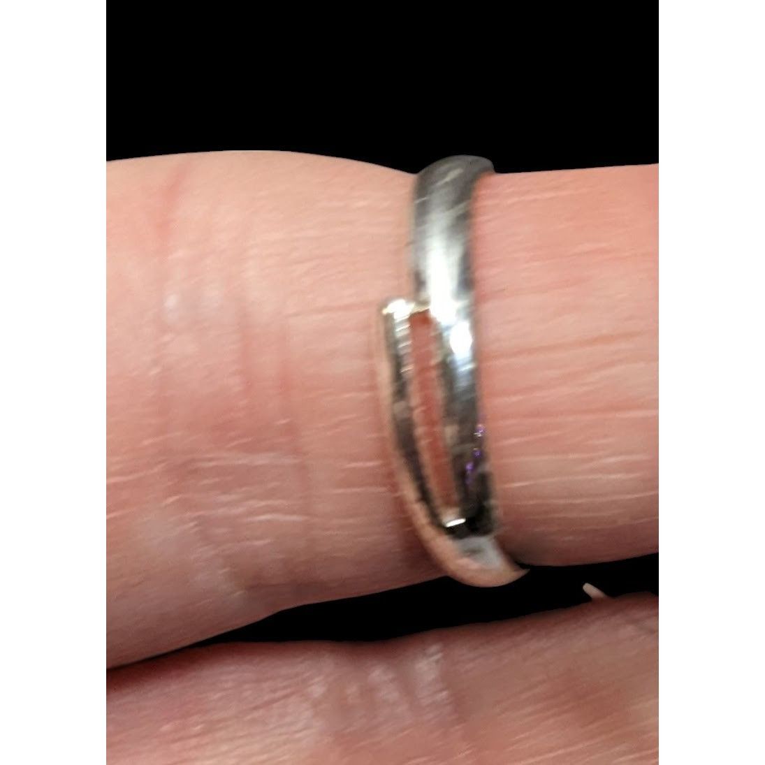 Other Simple Black Gemmed Silver Tone Ring Adjustable Size 6 1/2 Size ONE SIZE - 3 Thumbnail