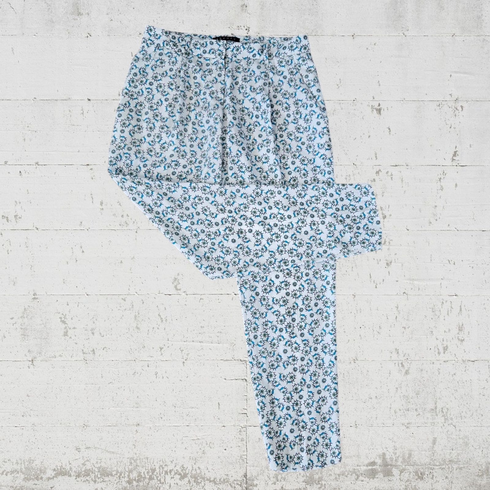 Theory White Blue Floral Silk Tapered Boho Whimsy Trousers Size 0 Size 25" / US 0 / IT 36 - 2 Thumbnail
