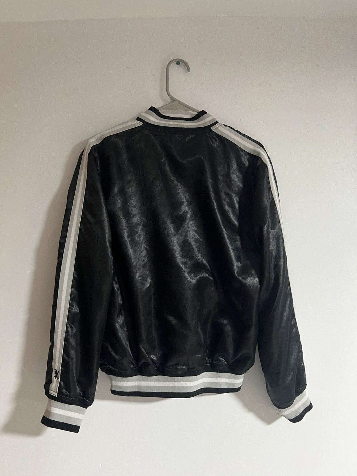 Kith × Mitchell & Ness Mitchell & Ness x KITH Classic SATIN bomber jacket size SMAL Size US S / EU 44-46 / 1 - 2 Thumbnail