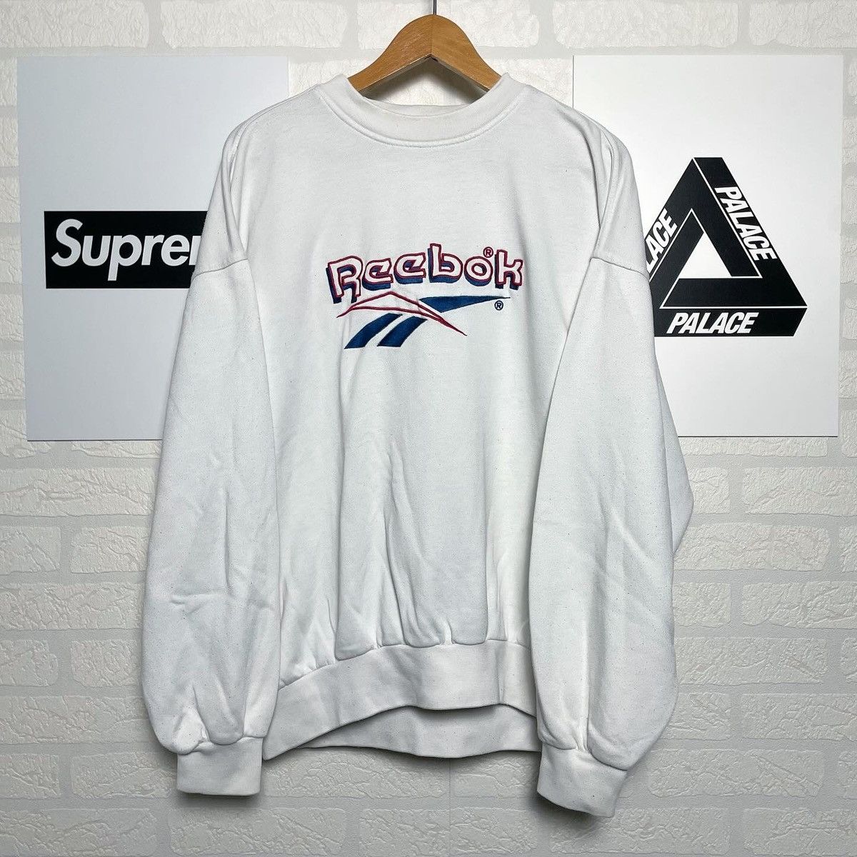 Reebok Vintage Reebok Sweatshirt big logo crew neck 90s Size US L / EU 52-54 / 3 - 1 Thumbnail