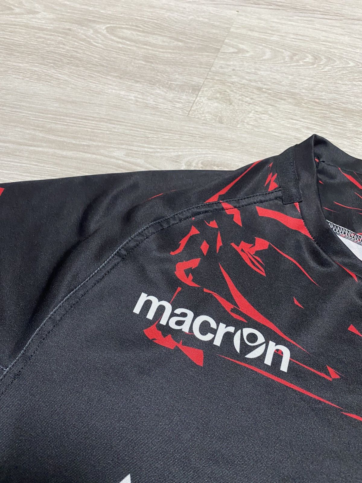 Macron Jersey Edinburgh Macron Rugby size L-XL Size US L / EU 52-54 / 3 - 4 Thumbnail