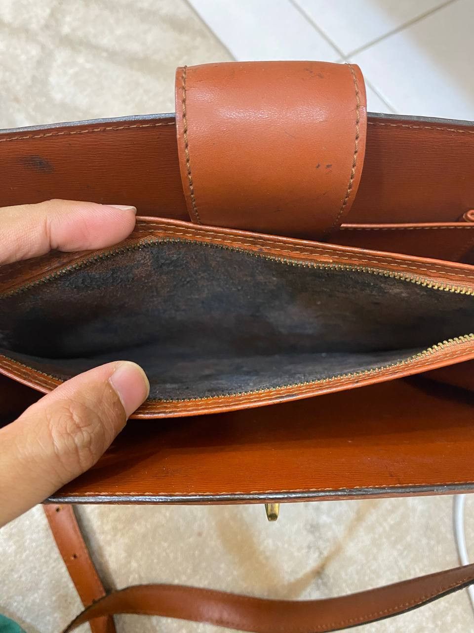 Louis Vuitton Louis Vuitton Epi Leather Capuchin Shoulder Bag Kenyan Brown Size ONE SIZE - 15 Thumbnail