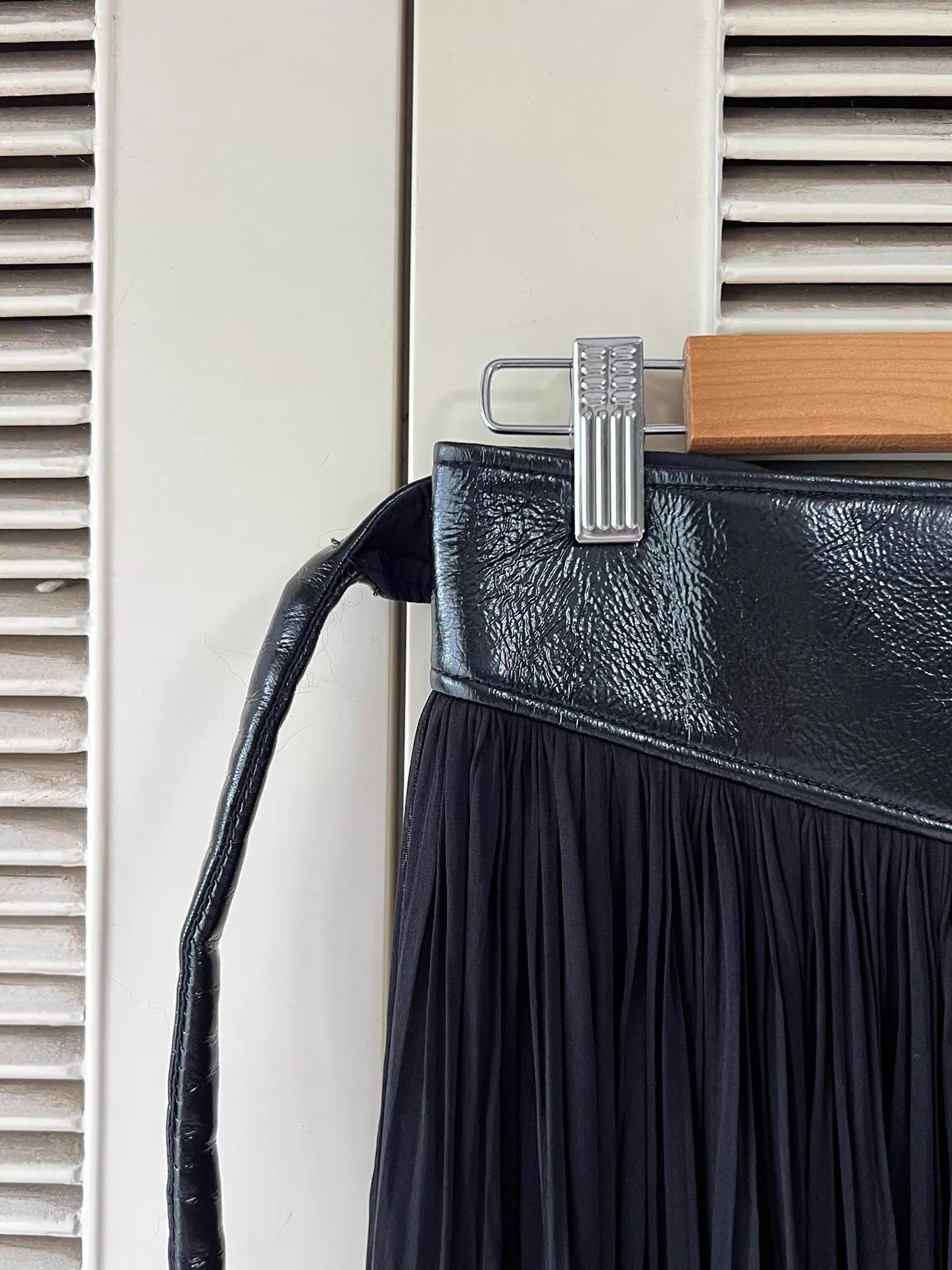Louis Vuitton LV Women's Black Color Blocked Leather & Silk Pleated Skirt 34 Size 25" / US 0 / IT 36 - 4 Thumbnail