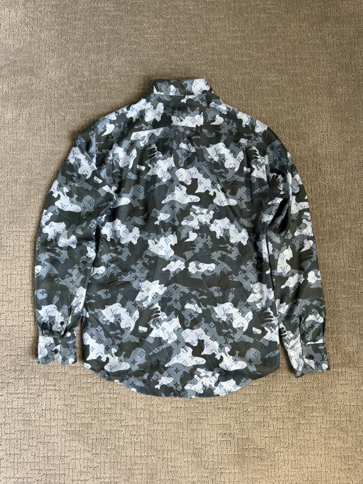 Louis Vuitton MONOGRAM SILK BLUE CAMO BUTTON UP SHIRT Size US XL / EU 56 / 4 - 2 Thumbnail