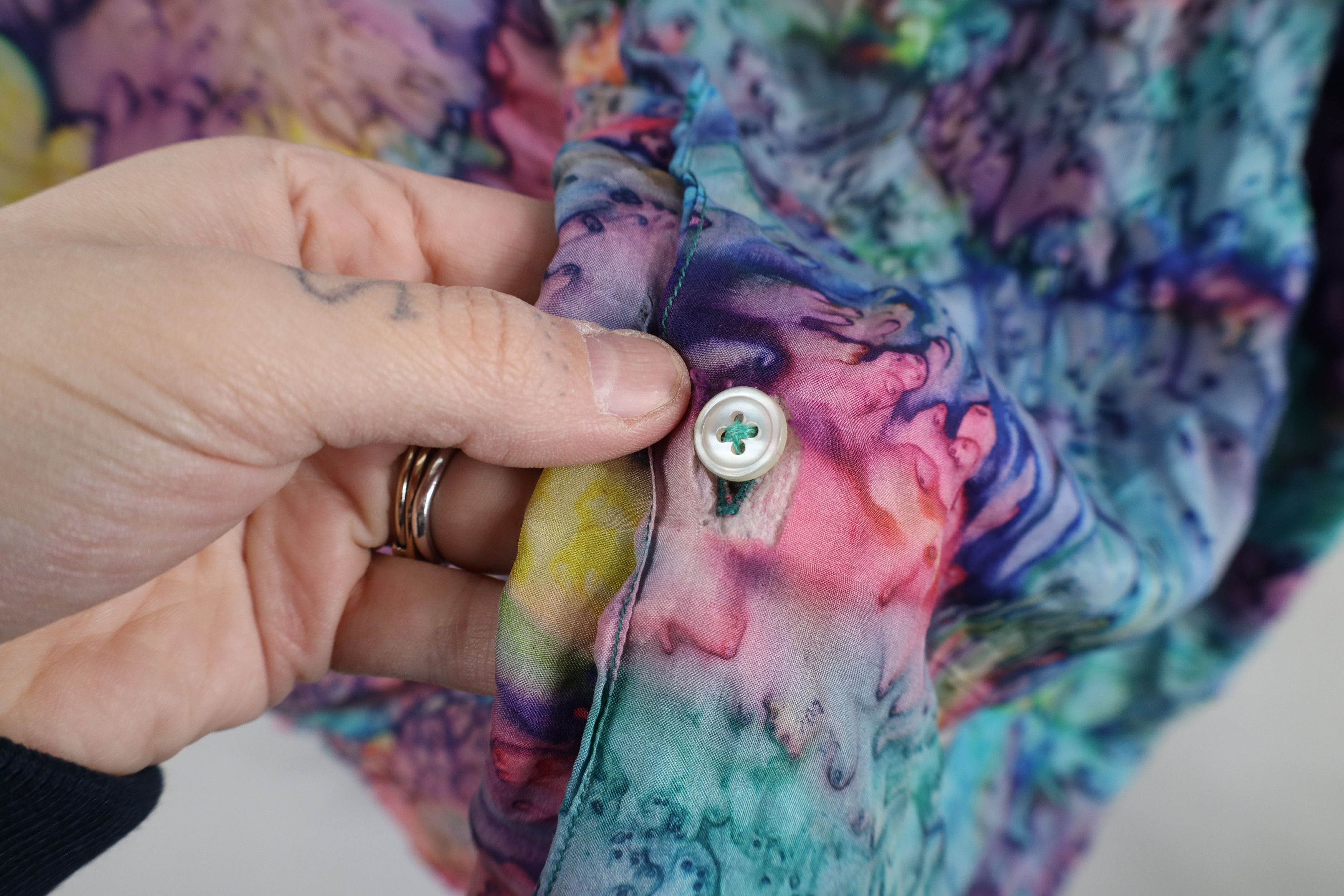 Vintage Vintage 80s 90s Streetwear Silk Rainbow Baggy Button Shirt Size M / US 6-8 / IT 42-44 - 7 Thumbnail