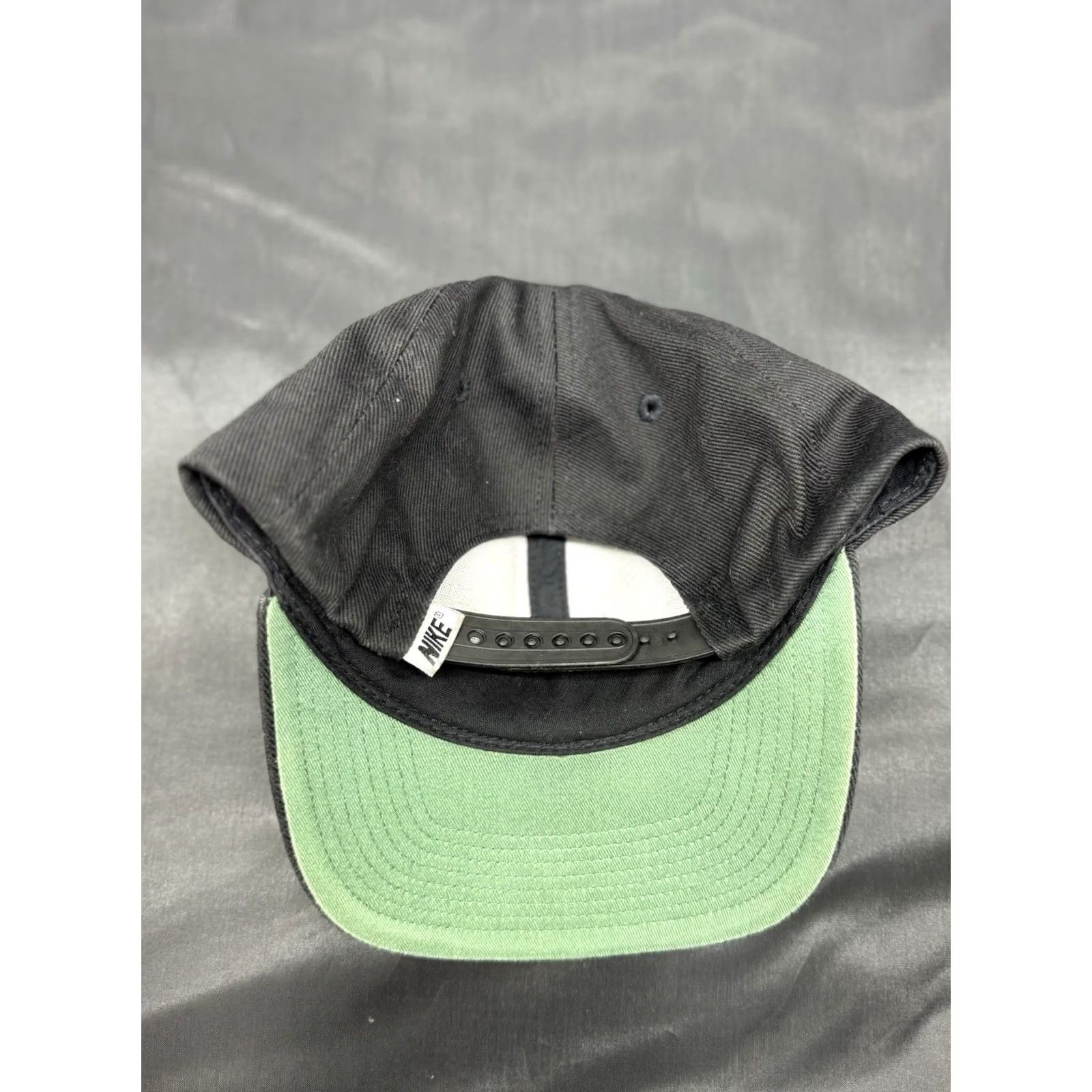 Nike VINTAGE Nike Black Snapback Hat Embroidered Swoosh Logo 90s Men One Size Adjustable Lightweight Cotton Boys Girls Mens Womens Size ONE SIZE - 2 Thumbnail
