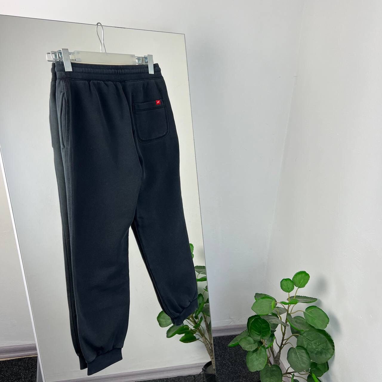 Vintage Sweatpants Nike Black Mini Swoosh Y2K Style Baggy Fit Size US 30 / EU 46 - 2 Thumbnail