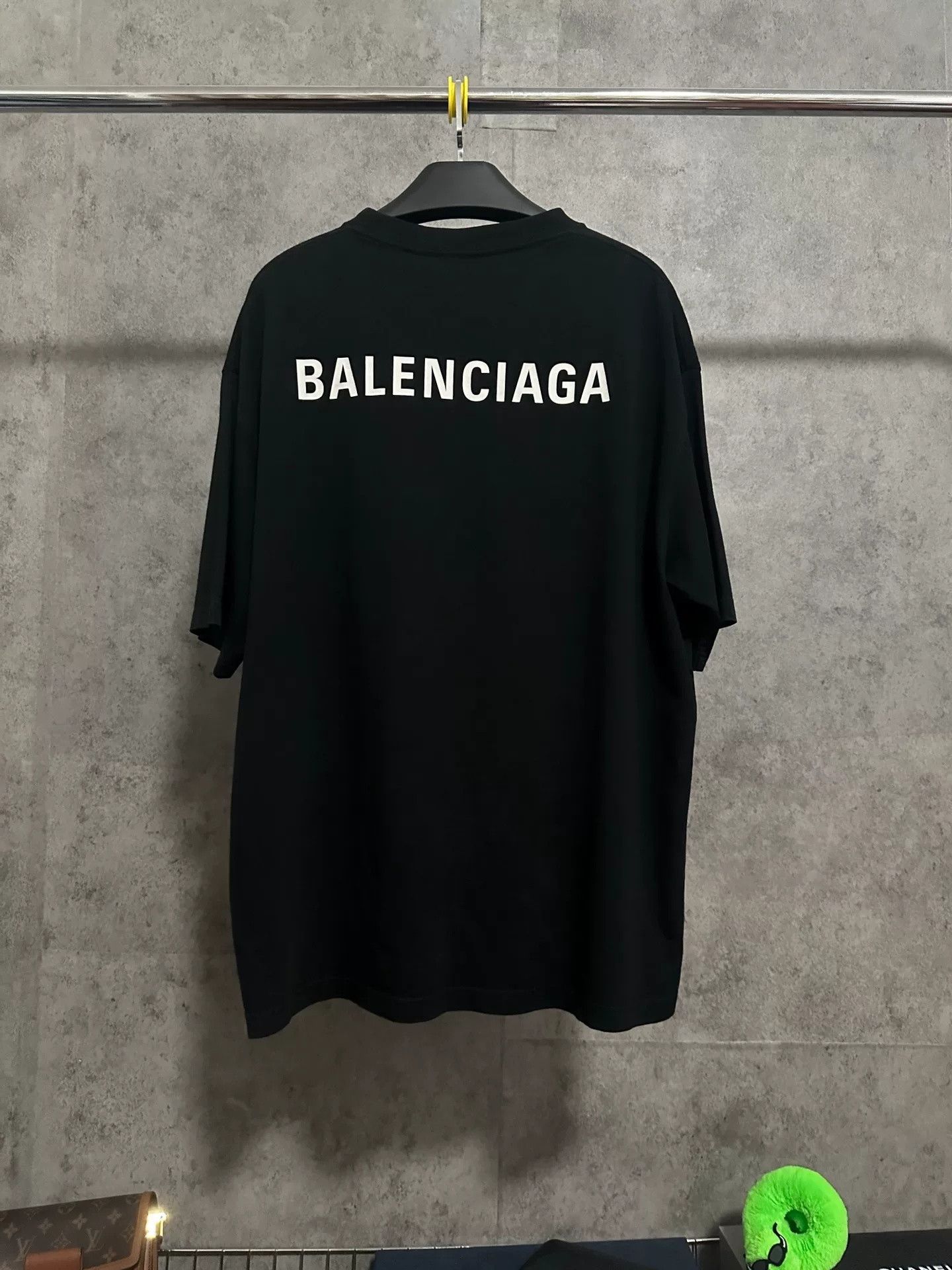 Balenciaga Balenciaga Short-Sleeve Logo Print T-Shirt Size US XL / EU 56 / 4 - 4 Thumbnail