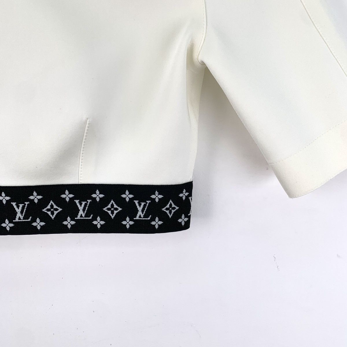 Louis Vuitton Louis Vuitton Stand Collar Short Sleeve T-shirt K26WX Size XXS / US 00 / IT 34 - 4 Thumbnail